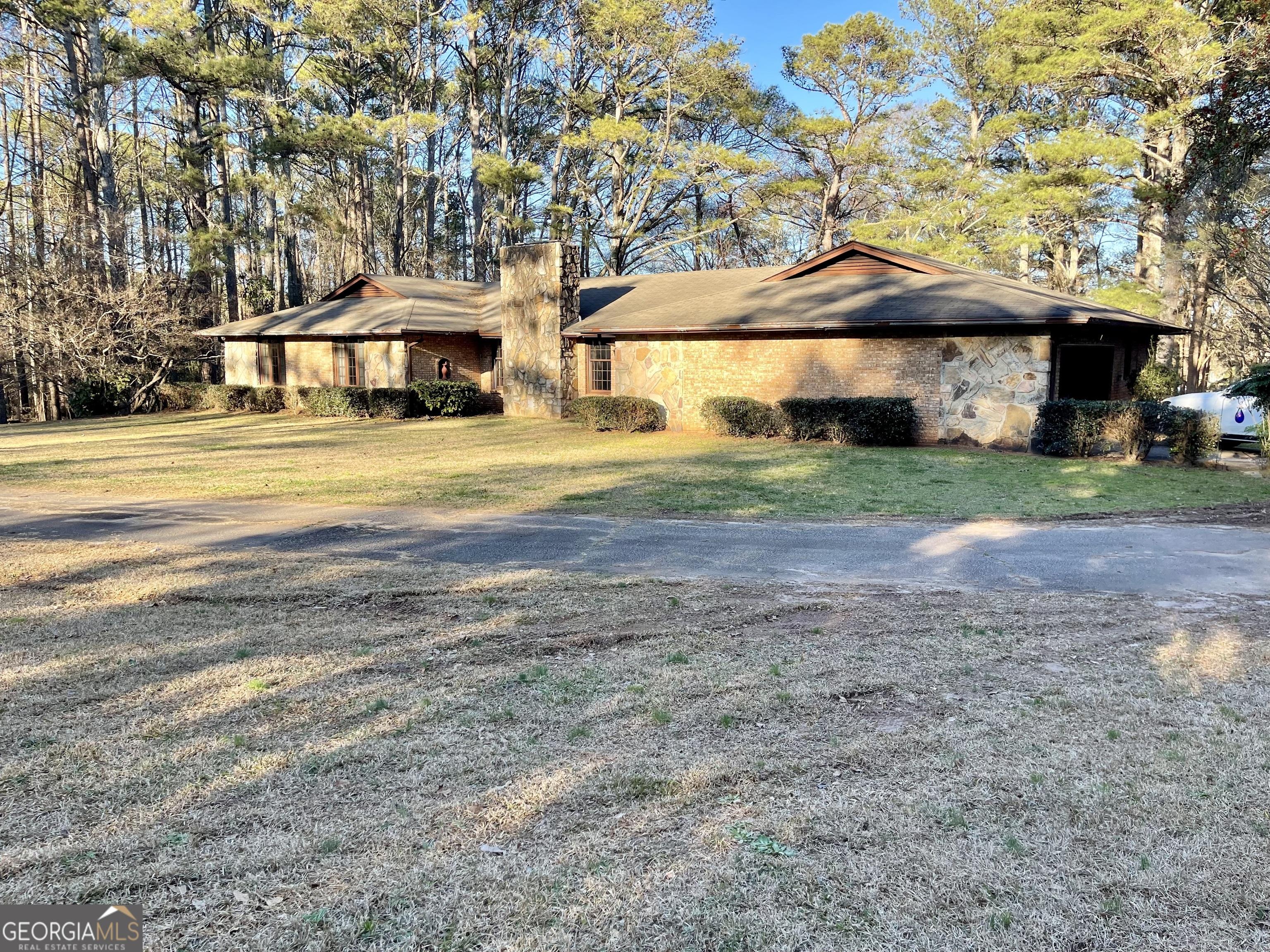 Photo one of 545 Highway 279 Fayetteville GA 30214 | MLS 10256162G
