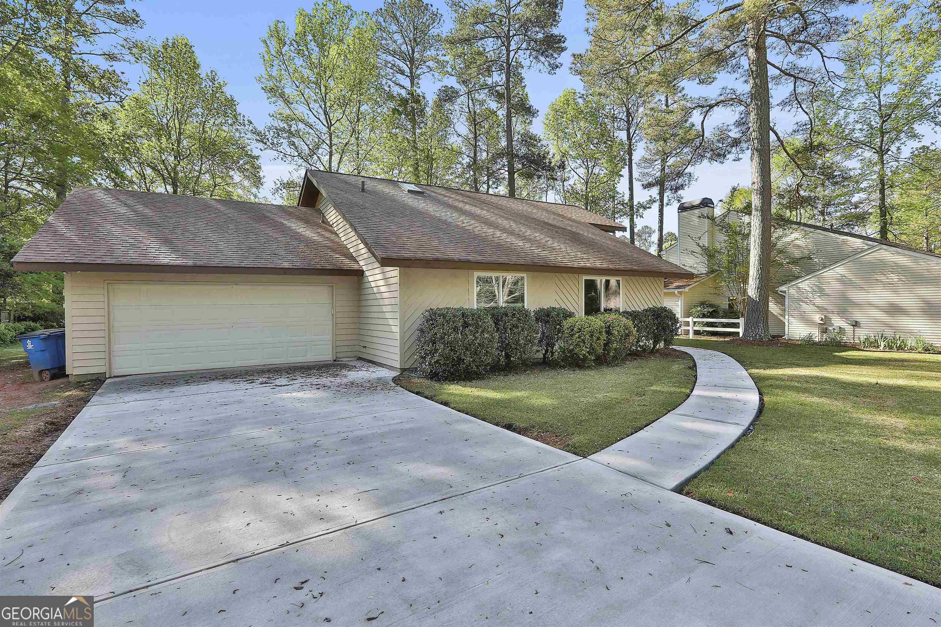Photo one of 104 Holly Court Peachtree City GA 30269 | MLS 20180145G