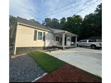 Ranch home with a covered porch and a gravel driveway at 286 Pauladean Se Cir, Marietta, GA 30067