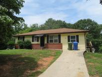 Ranch style home with brick and siding exterior, and a paved driveway at 1650 Bridgeport Nw Dr, Atlanta, GA 30318