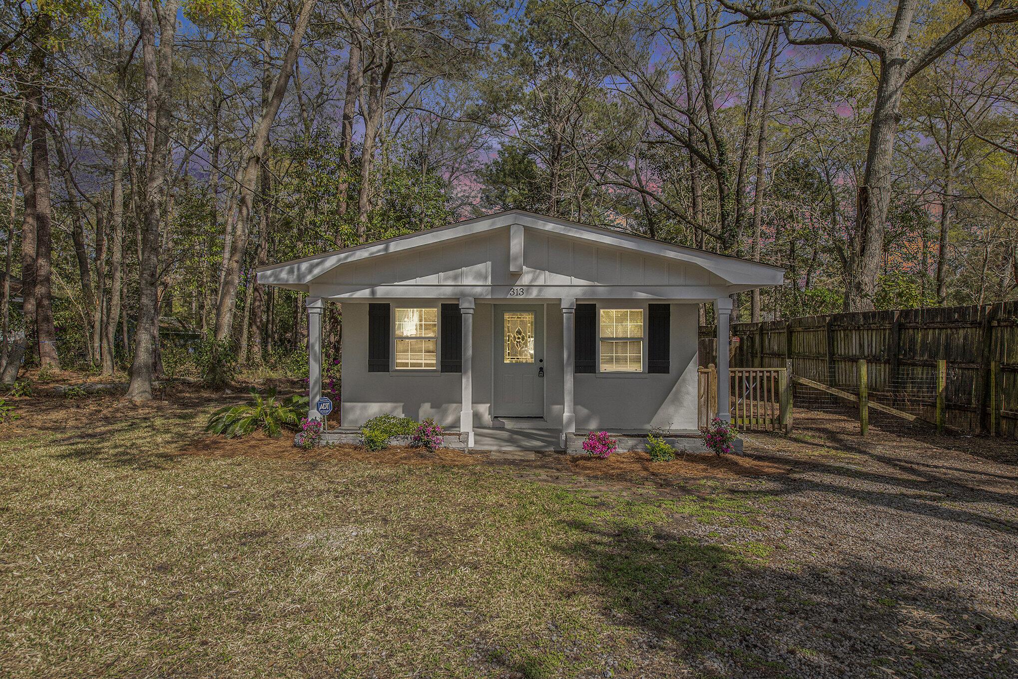 Photo one of 313 Simmons Ave Summerville SC 29483 | MLS 24006855