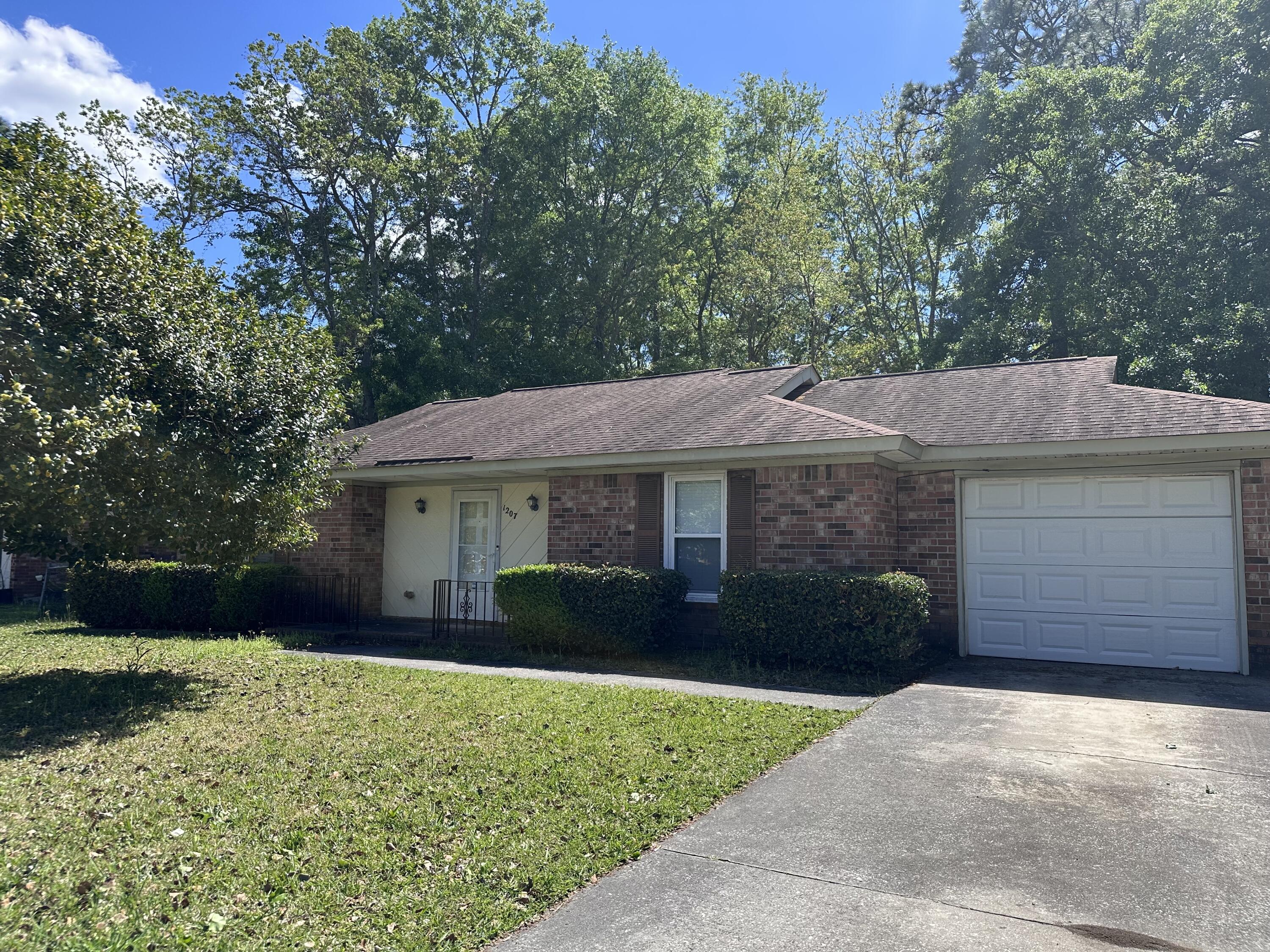 Photo one of 1207 Hampton Dr Summerville SC 29486 | MLS 24008453