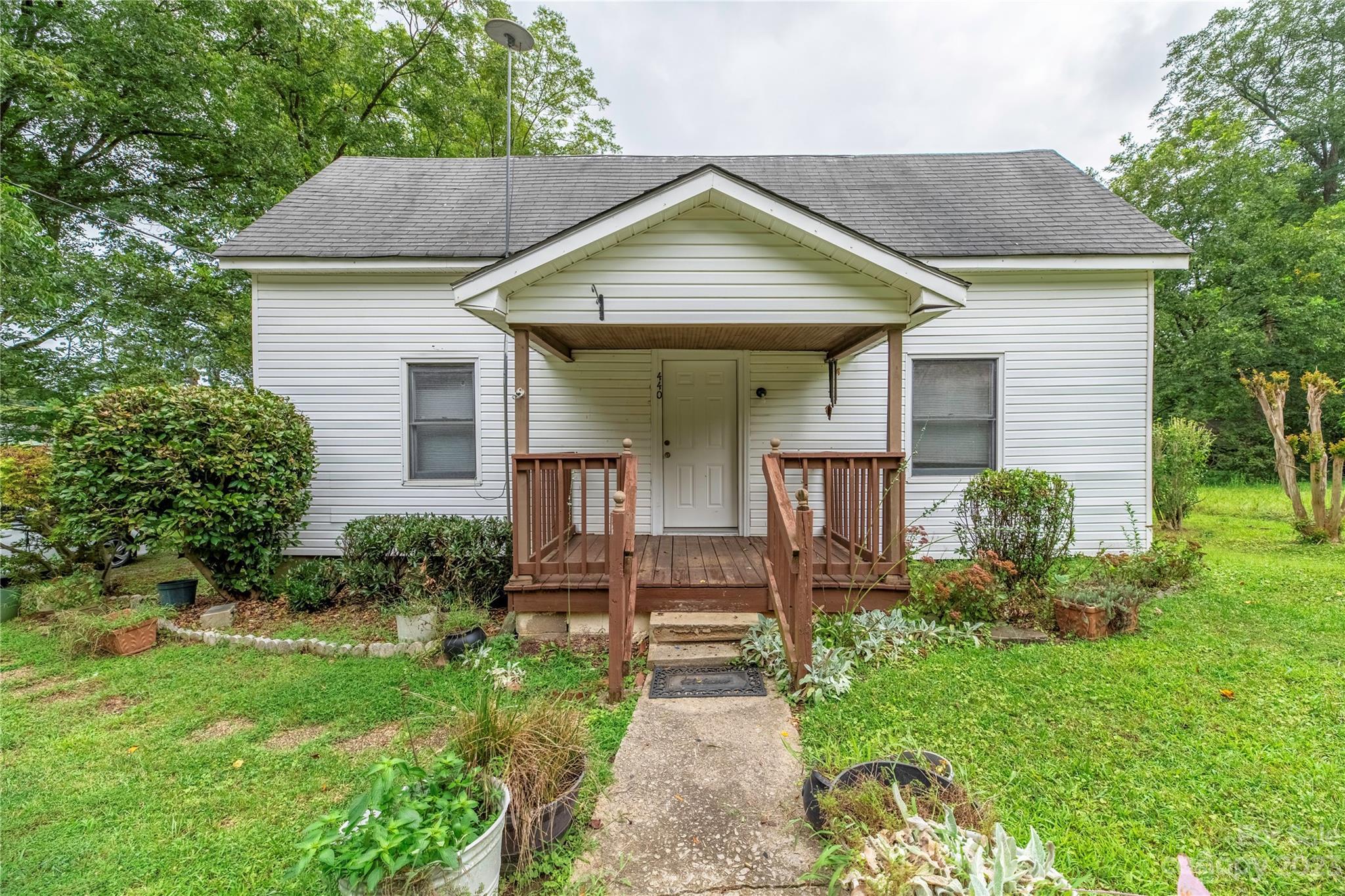 Photo one of 440 N Oakland Ave Statesville NC 28677 | MLS 4080981