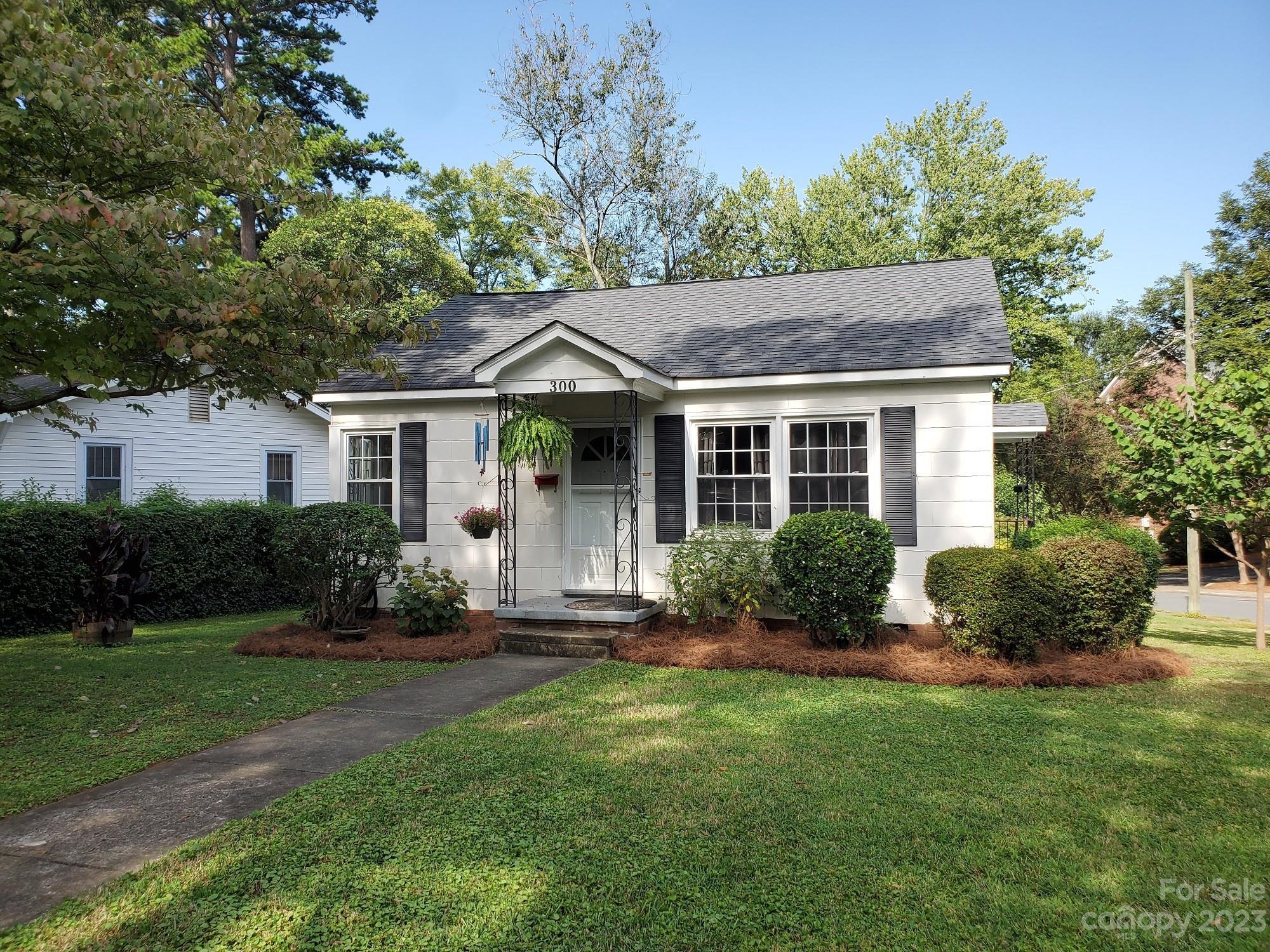 Photo one of 300 Circle Ave Charlotte NC 28207 | MLS 4081560
