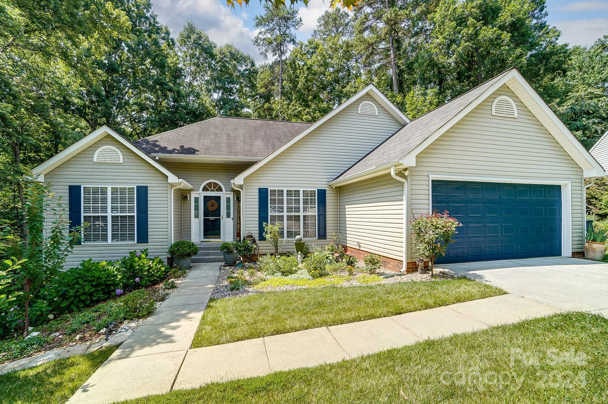 Photo one of 3505 Mayspring Pl Charlotte NC 28269 | MLS 4109067