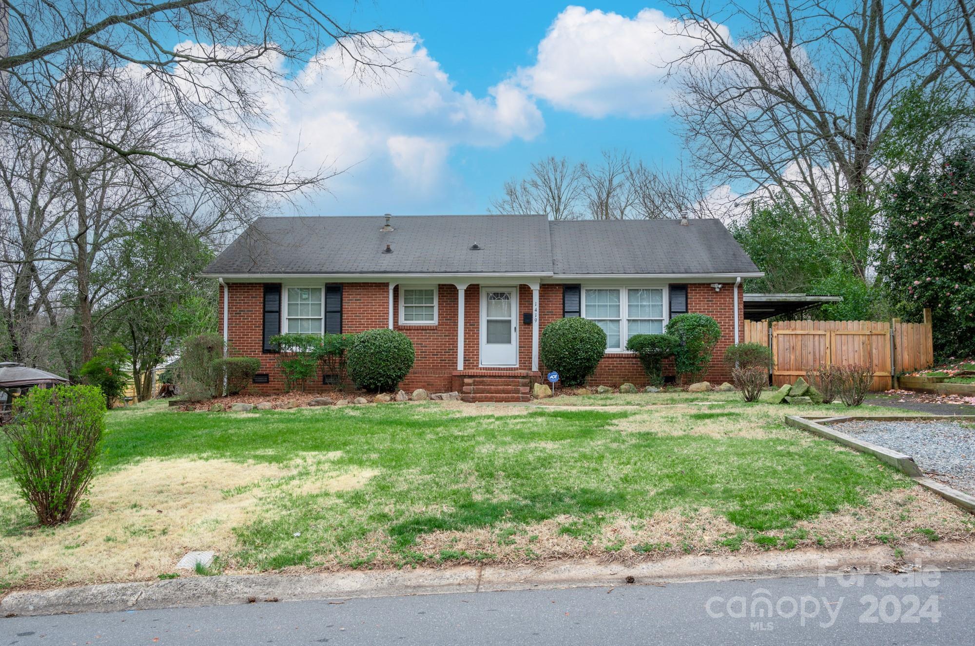 Photo one of 1419 Thriftwood Dr Charlotte NC 28208 | MLS 4113496