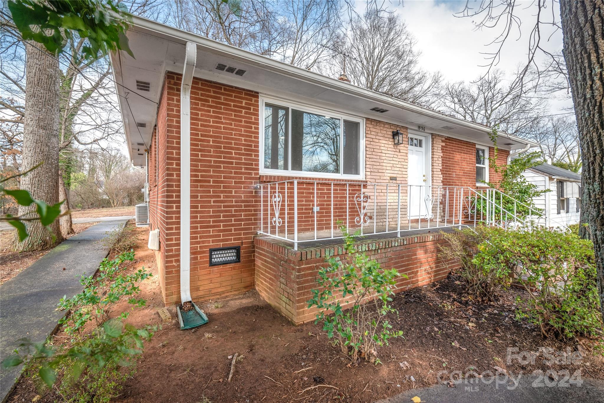 Photo one of 1936 Russell Ave Charlotte NC 28216 | MLS 4114433