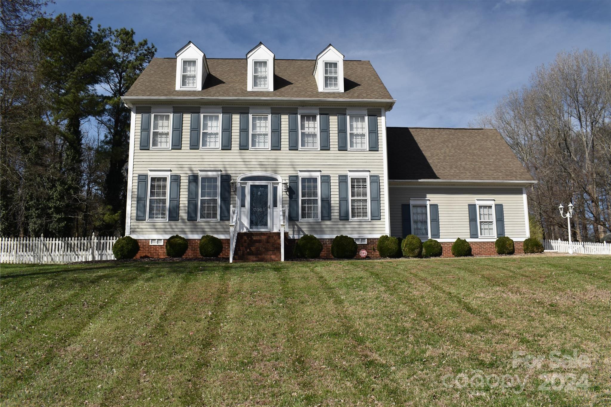 Photo one of 7001 Rothmore View Ct Charlotte NC 28215 | MLS 4117230