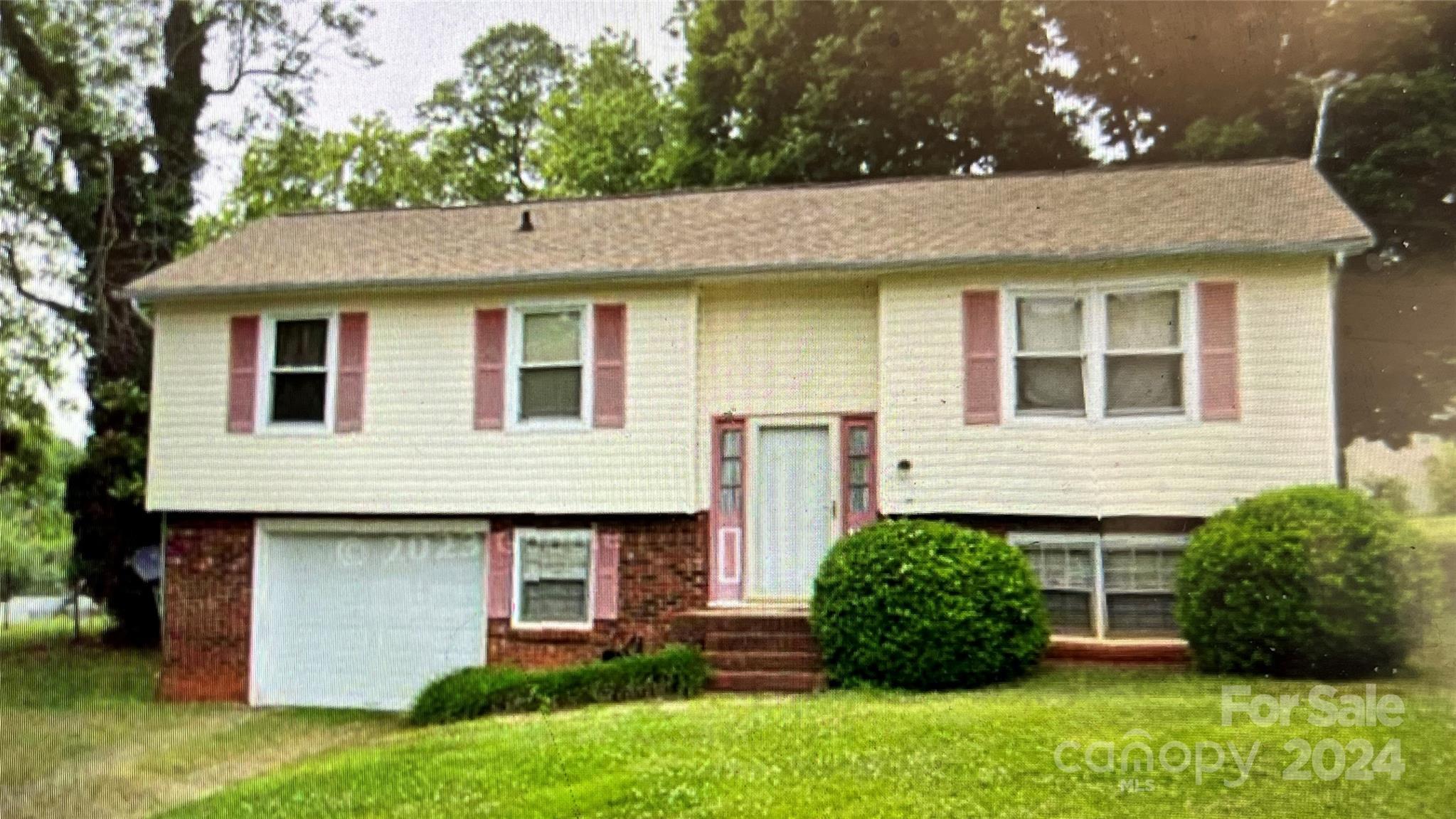 Photo one of 704 10Th St Newton NC 28658 | MLS 4118336