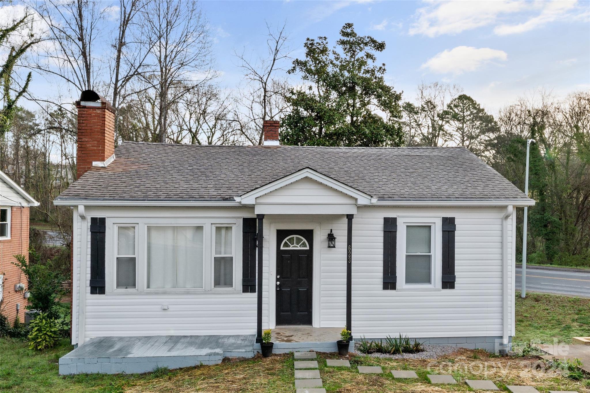 Photo one of 623 1St Se St Hickory NC 28602 | MLS 4119777
