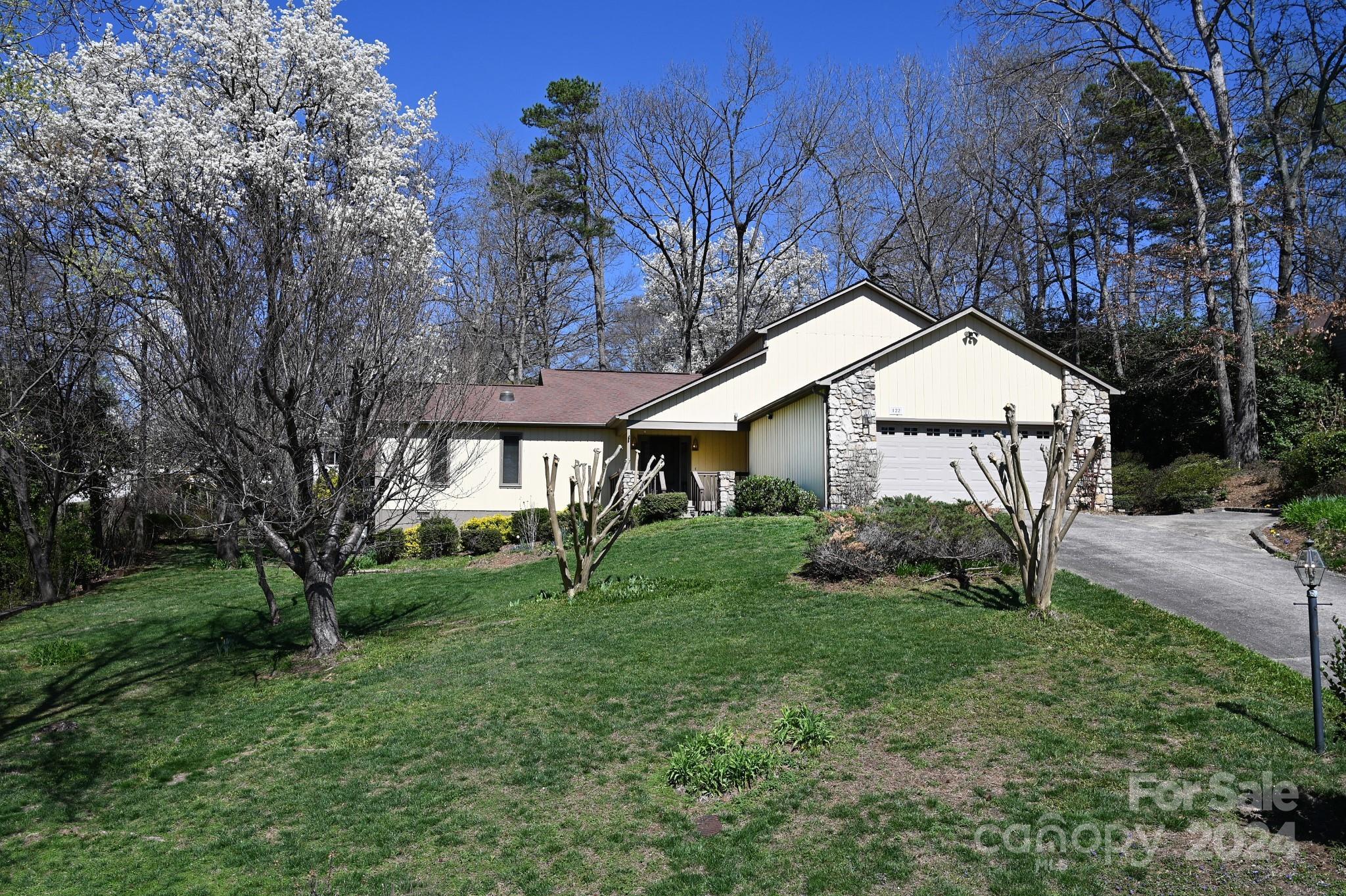 Photo one of 122 35Th Nw Ave Hickory NC 28601 | MLS 4120108