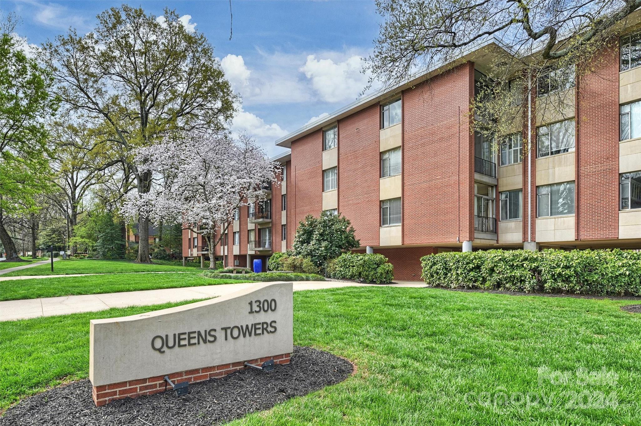 Photo one of 1300 Queens Rd # 317 Charlotte NC 28207 | MLS 4120610