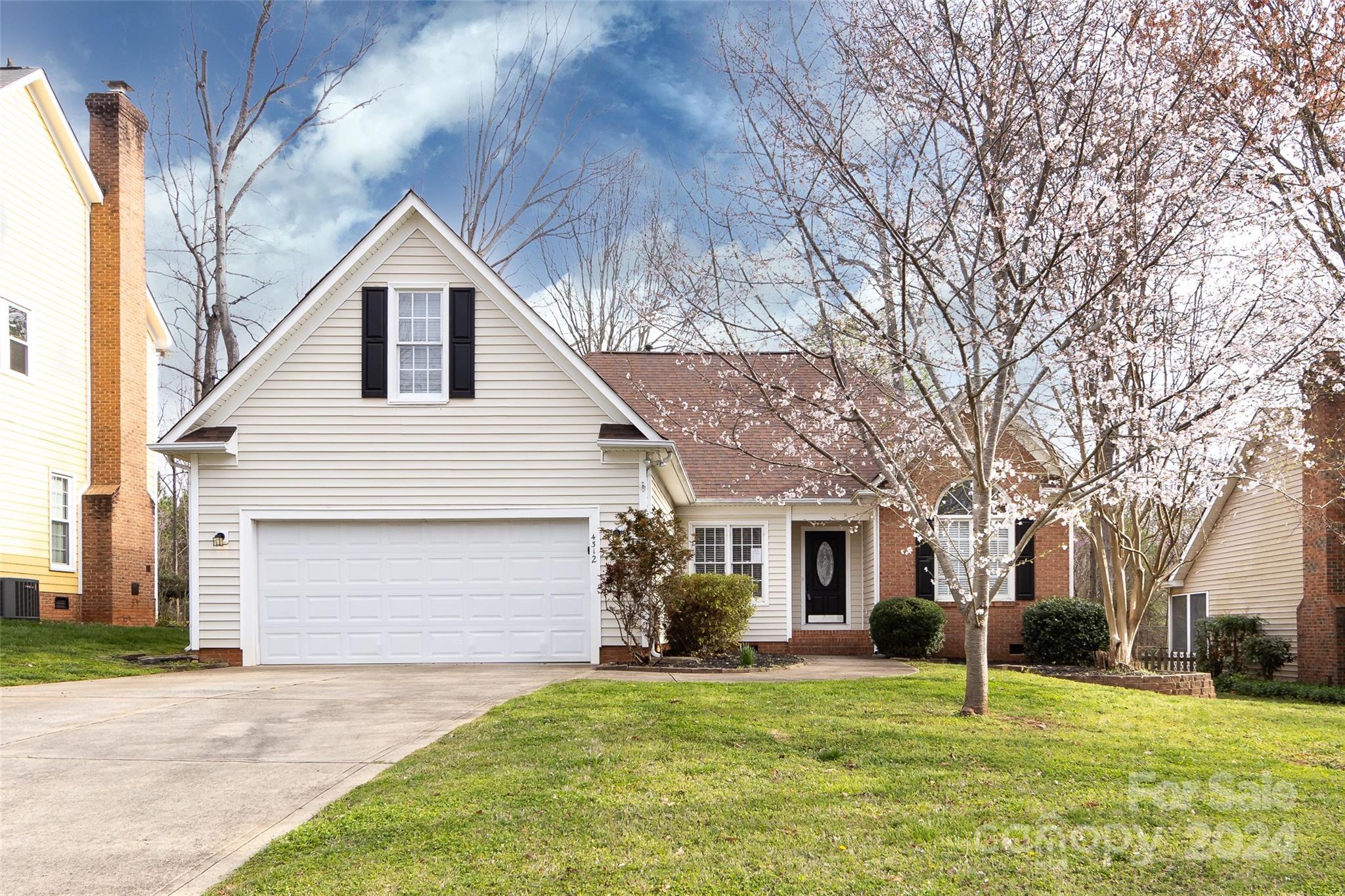 Photo one of 4312 Stonefield Dr Charlotte NC 28269 | MLS 4125423