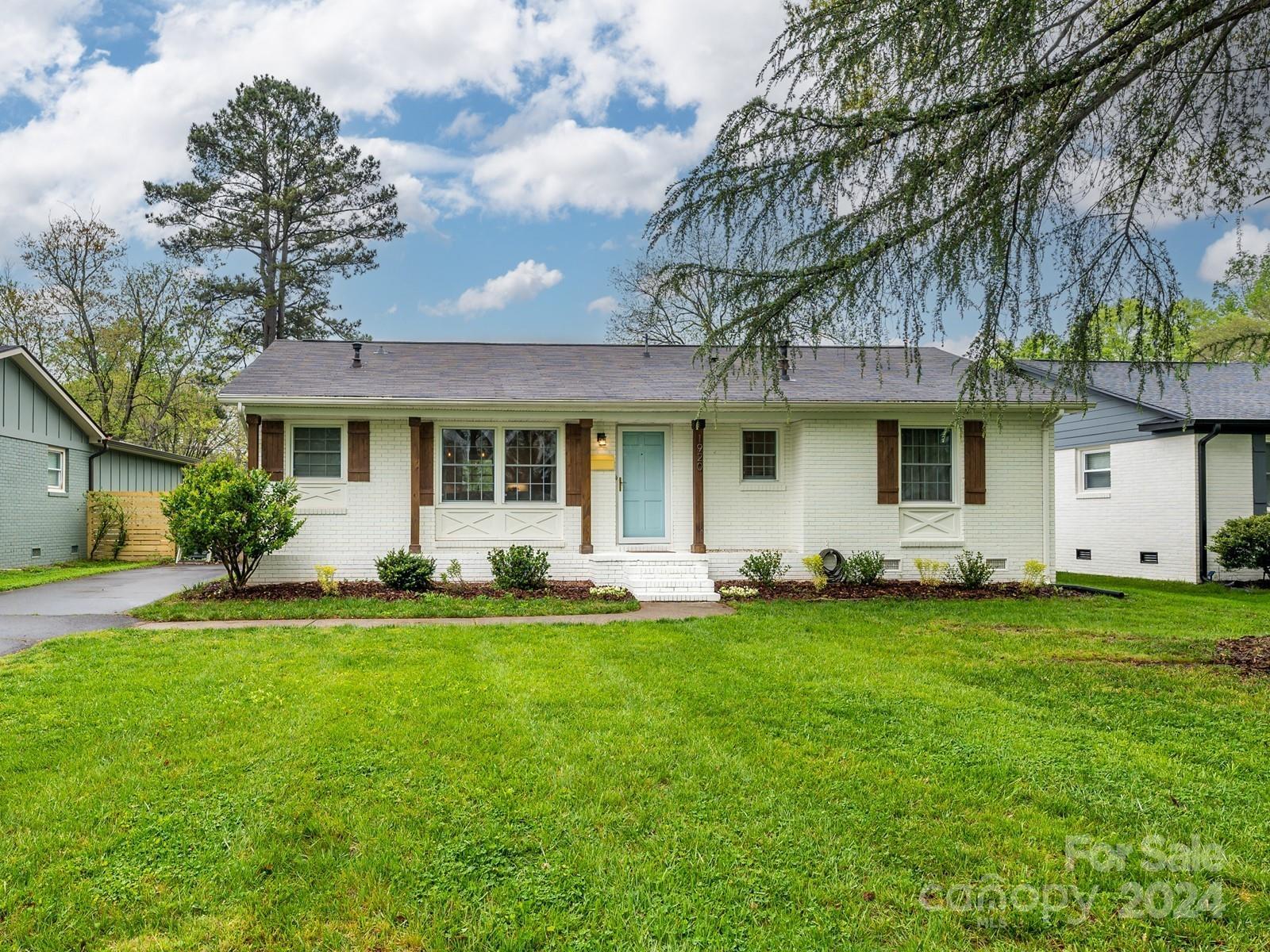 Photo one of 1920 Windham Pl Charlotte NC 28205 | MLS 4127398