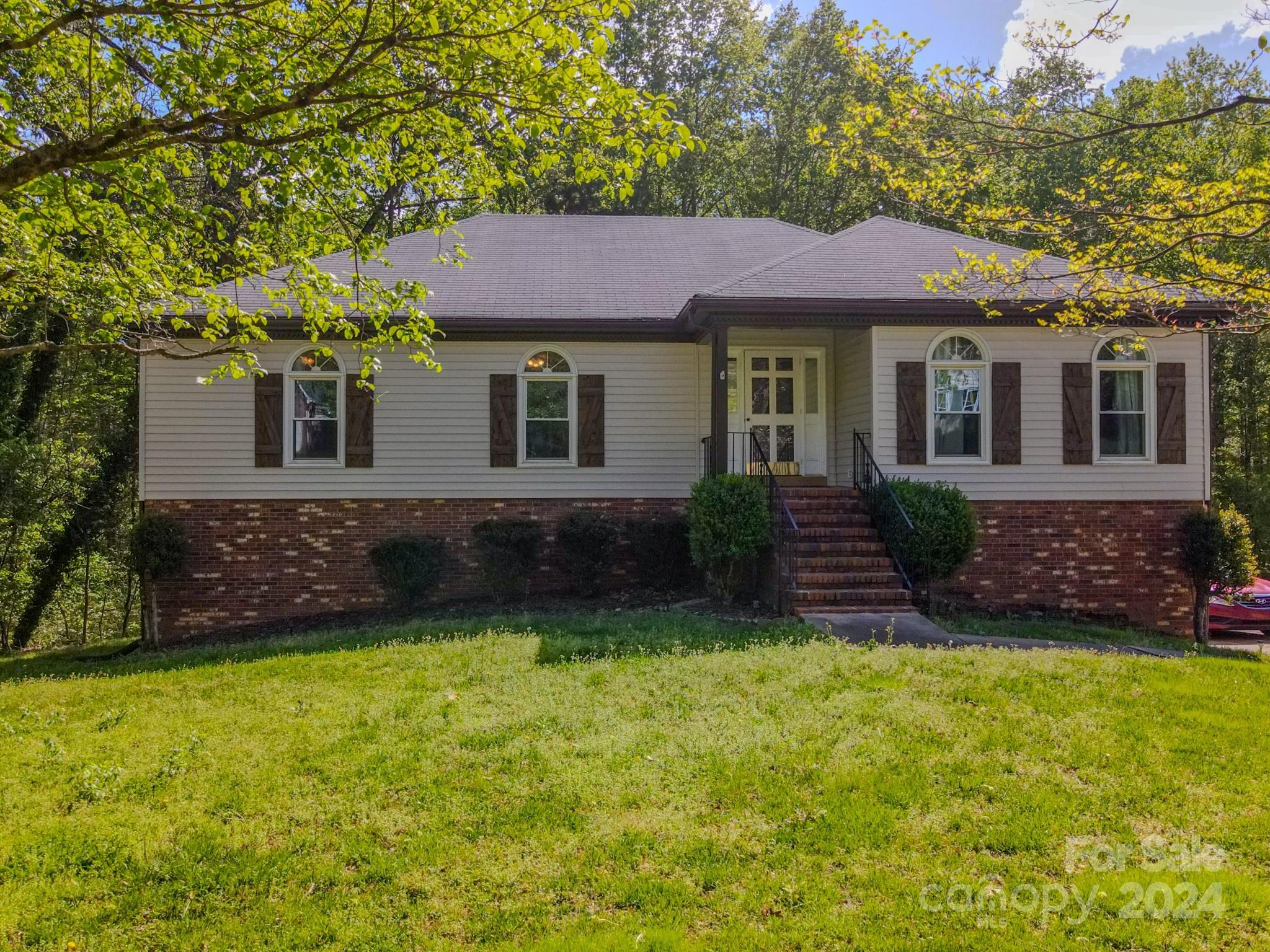 Photo one of 6940 Albaneen Ct Charlotte NC 28215 | MLS 4127459