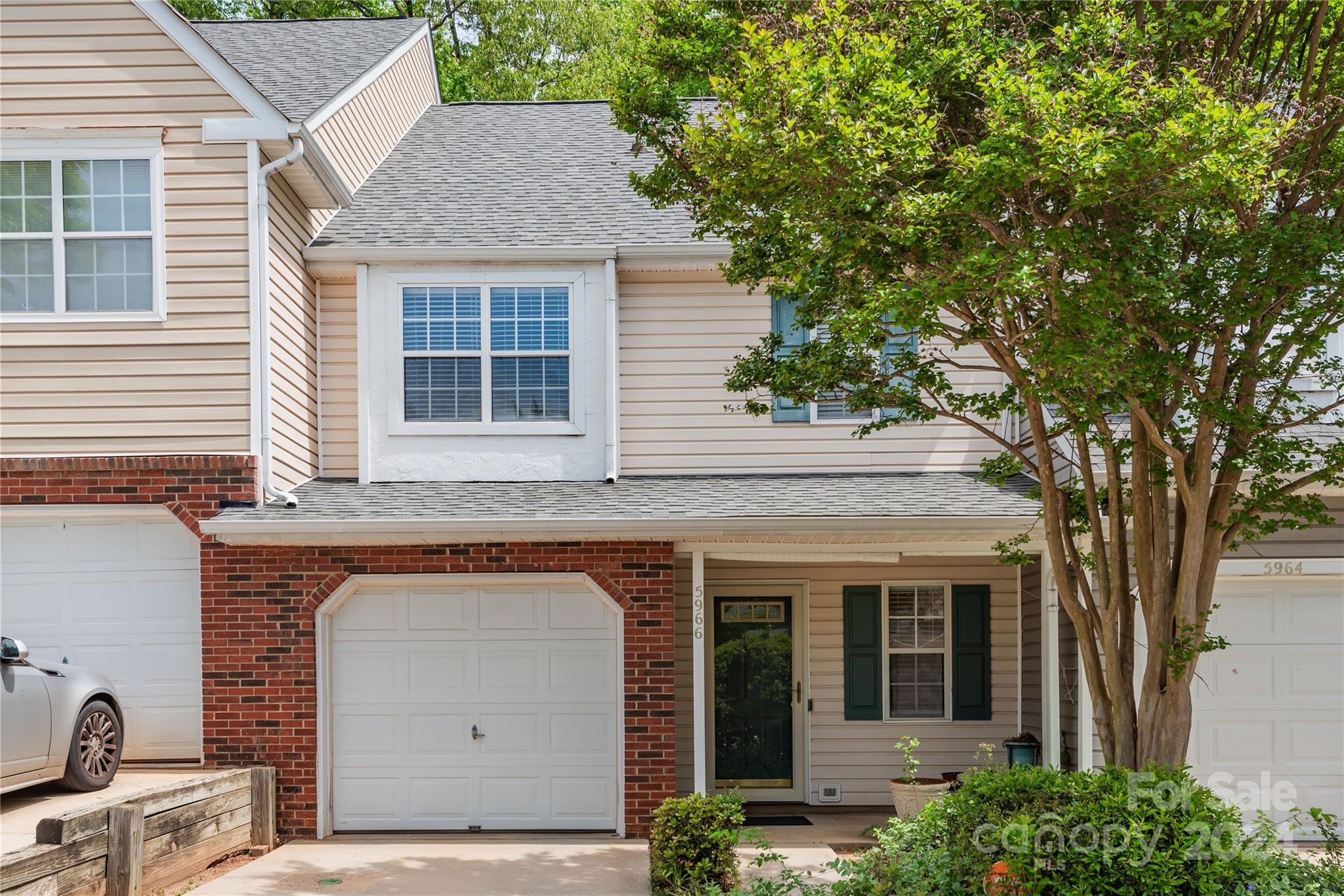 Photo one of 5966 Prescott Ct Charlotte NC 28269 | MLS 4130277