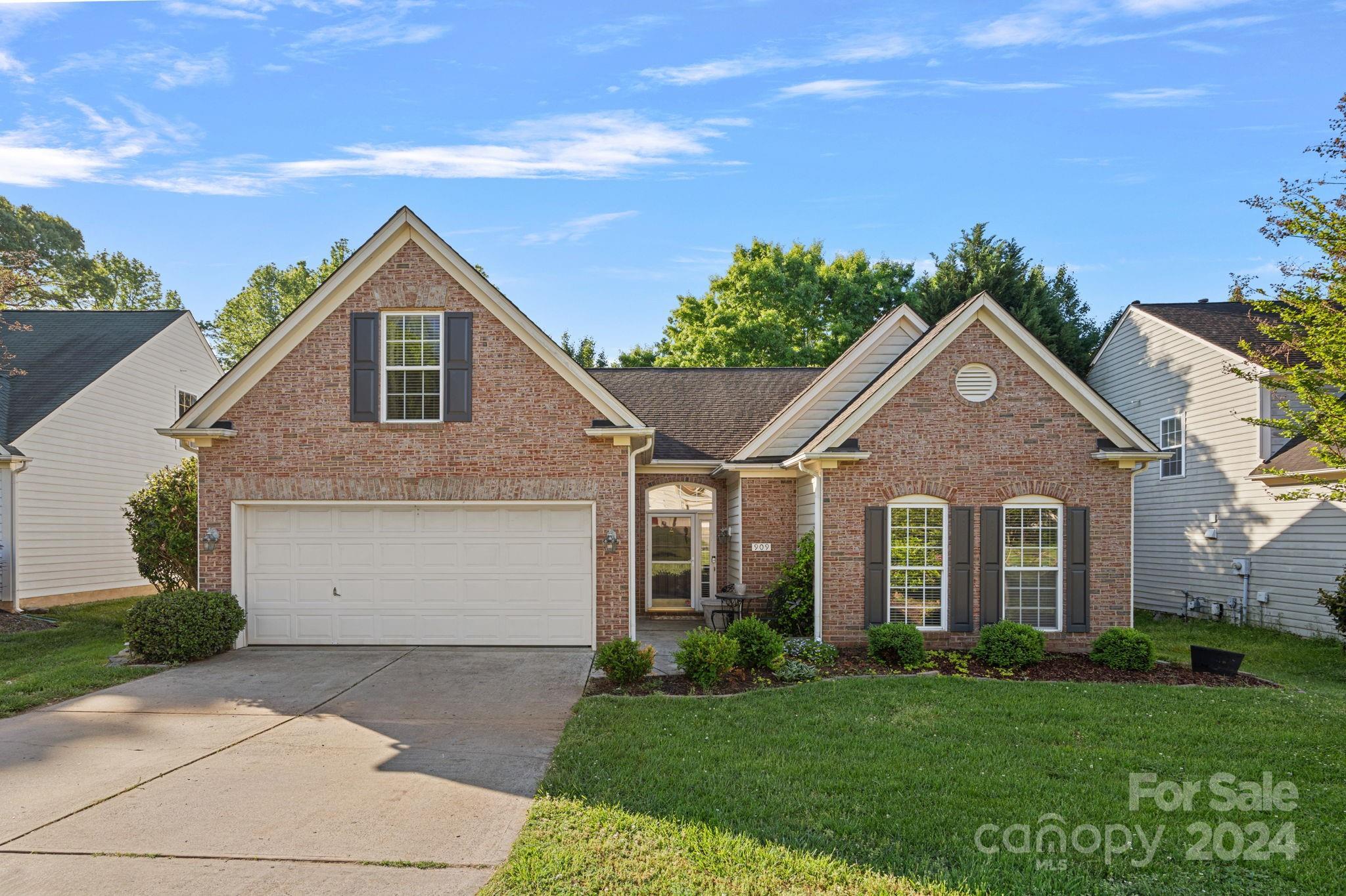 Photo one of 909 Clearbrook Rd Matthews NC 28105 | MLS 4131028