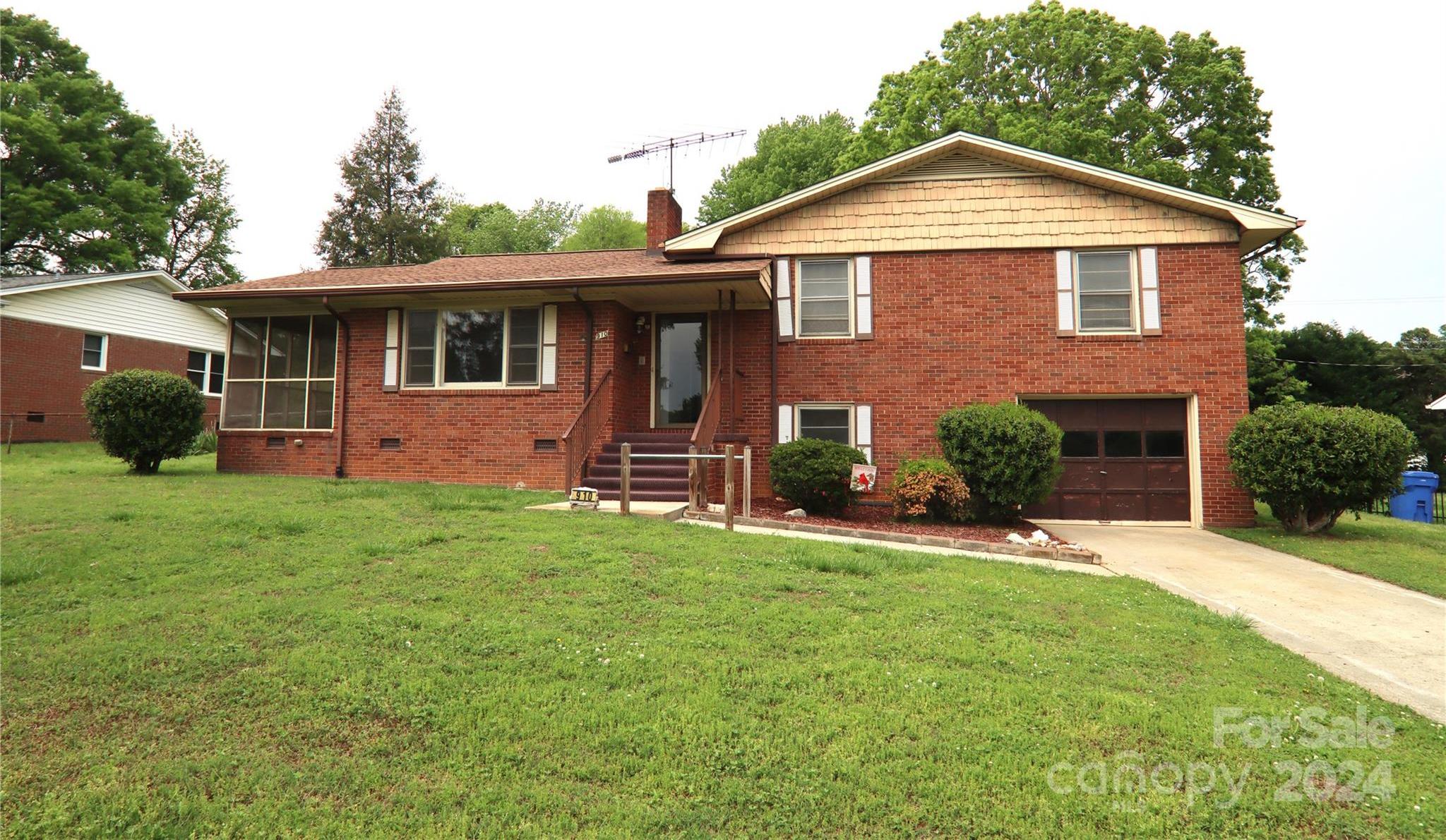 Photo one of 910 E Center Ave Mooresville NC 28115 | MLS 4131103