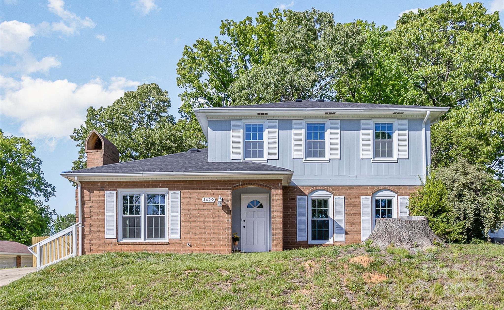 Photo one of 1429 Fern Valley Dr Charlotte NC 28216 | MLS 4131568