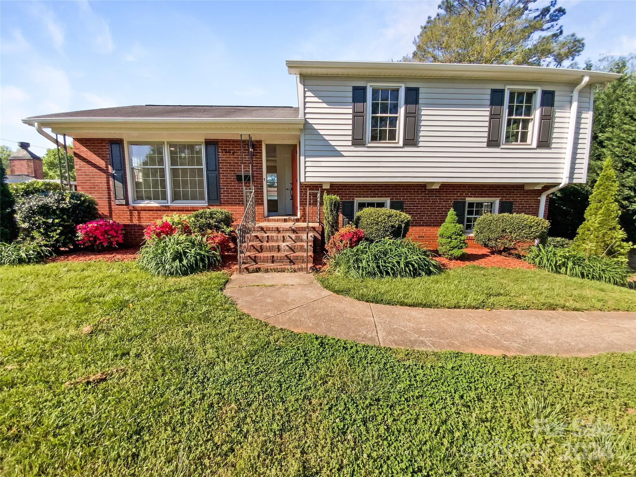 Photo one of 1942 Townsend Ave Charlotte NC 28205 | MLS 4133356