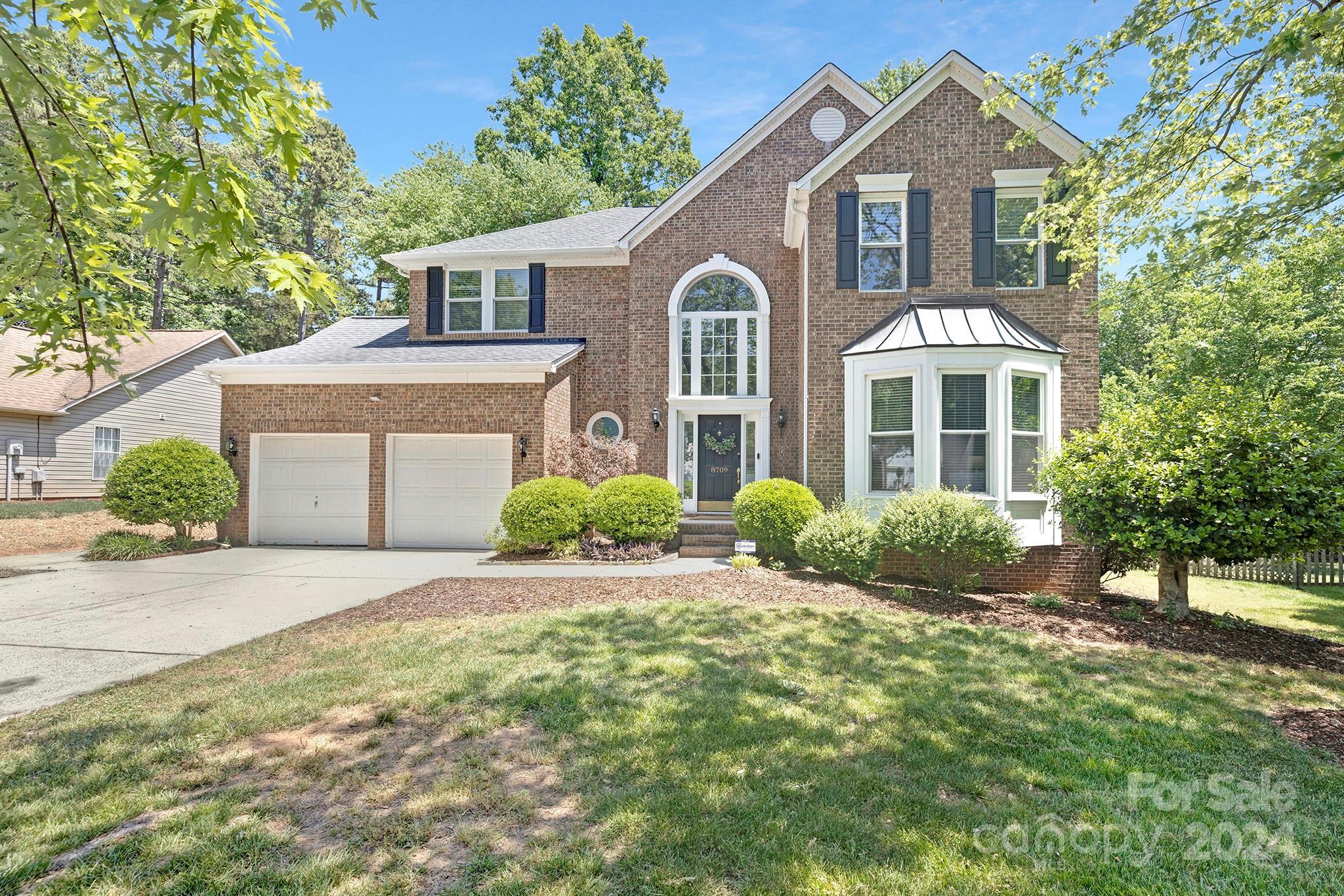 Photo one of 8709 Londonshire Dr Charlotte NC 28216 | MLS 4135541