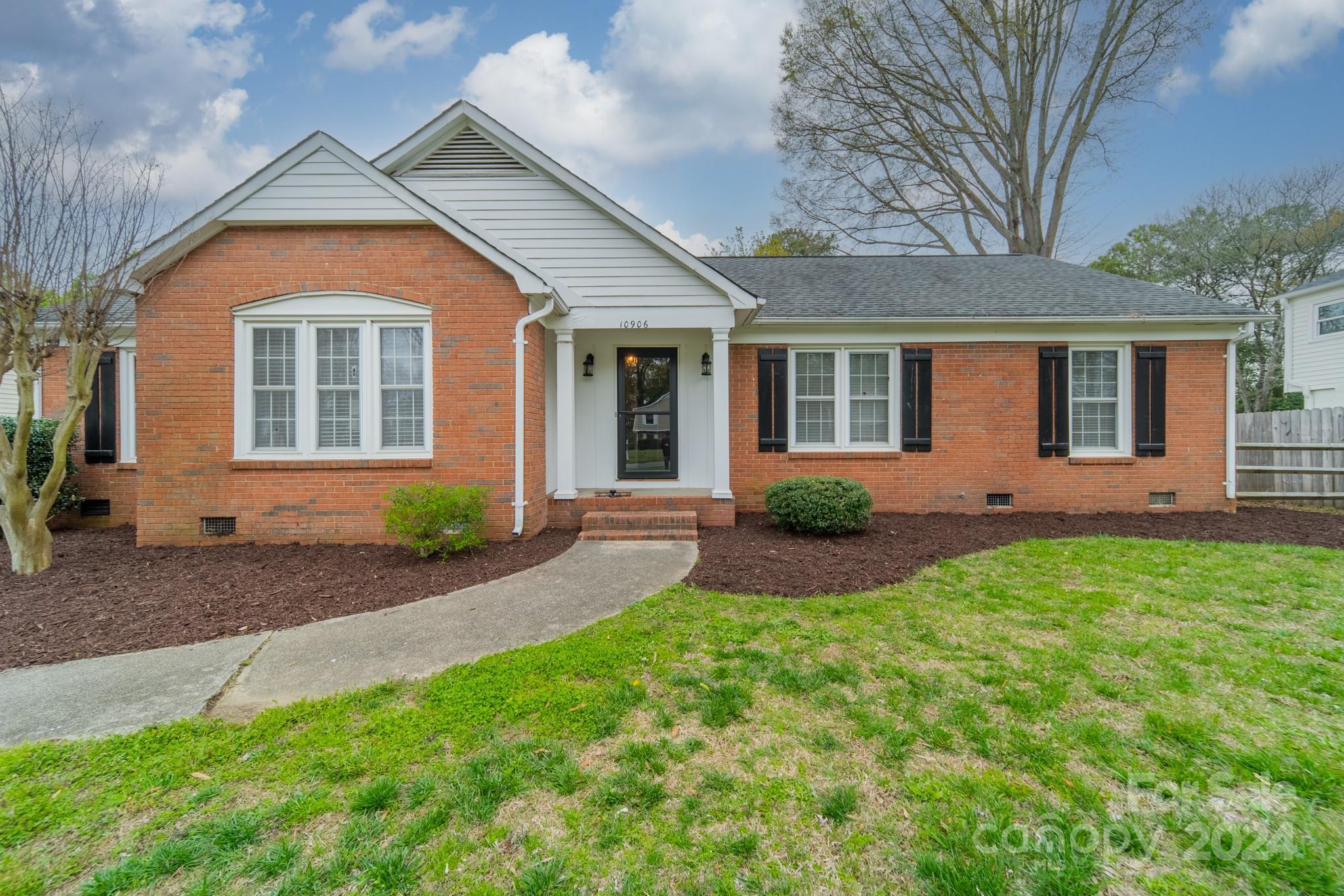 Photo one of 10906 Osprey Dr Charlotte NC 28226 | MLS 4137889