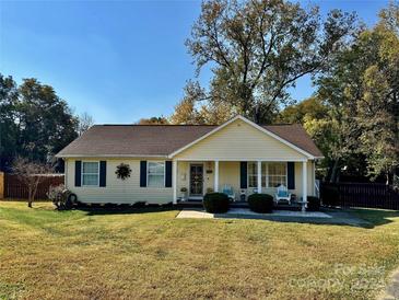 Charming yellow ranch home with a covered porch and well-manicured lawn at 950 Polk St, Charlotte, NC 28206