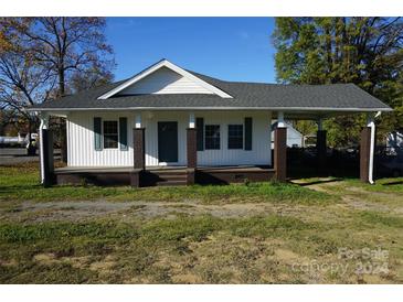 Charming one-story house with a covered porch and well-maintained lawn at 7318 Old Mt Holly Rd, Charlotte, NC 28214