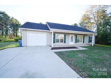 Ranch style home with attached garage and landscaped lawn at 1495 Meadow Ln, Hickory, NC 28602