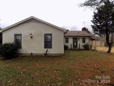 Ranch style home with mature landscaping and large yard at 1806 Rhyne Rd, Dallas, NC 28034