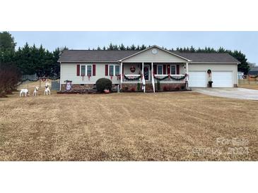 Ranch-style home with a two-car garage and spacious front yard at 118 Carr Rd, Dallas, NC 28034