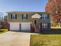 Two-story house with a two-car garage and a landscaped yard at 3215 24Th Ne St, Hickory, NC 28601