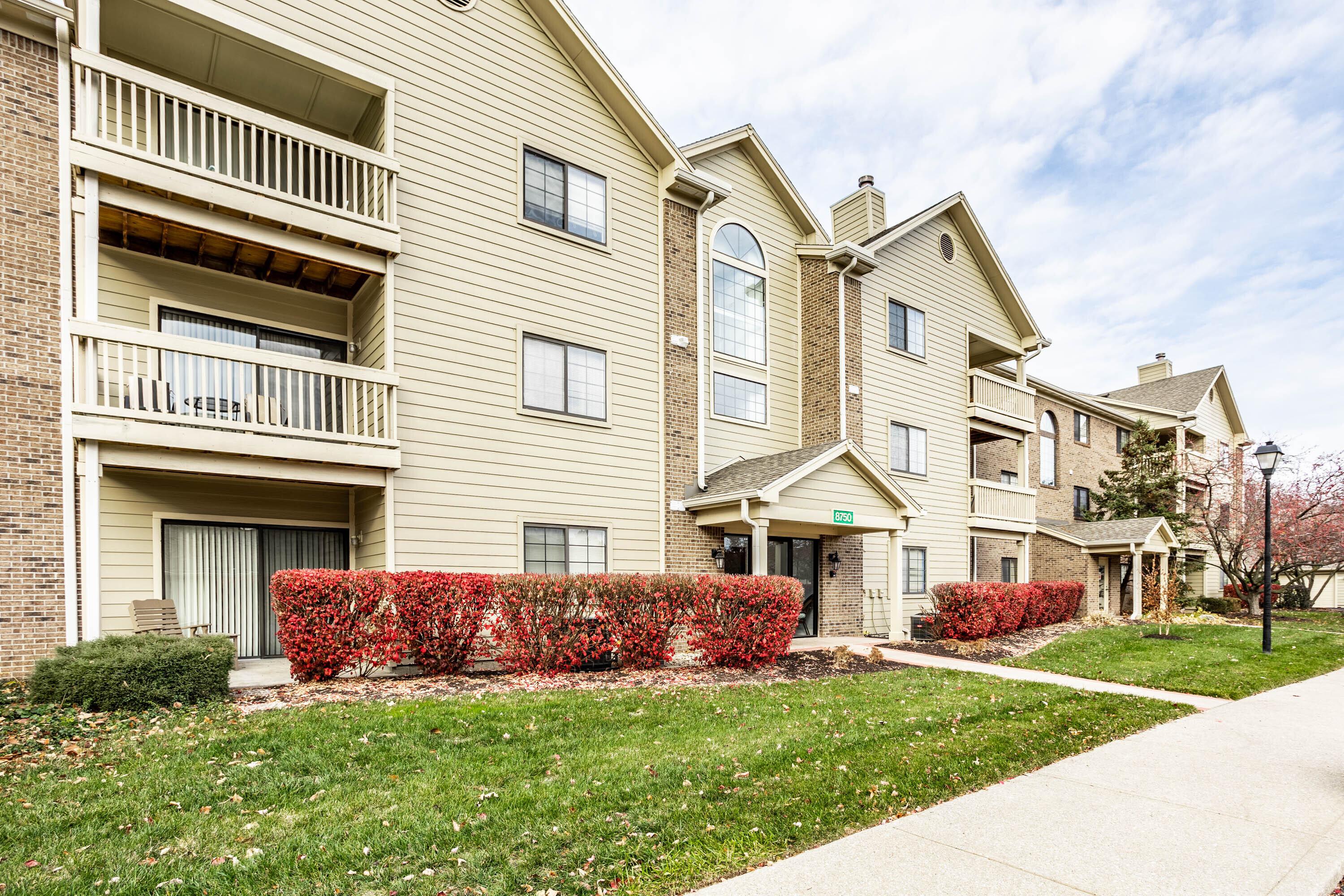 Photo one of 8750 Yardley Ct # 102 Indianapolis IN 46268 | MLS 21896498