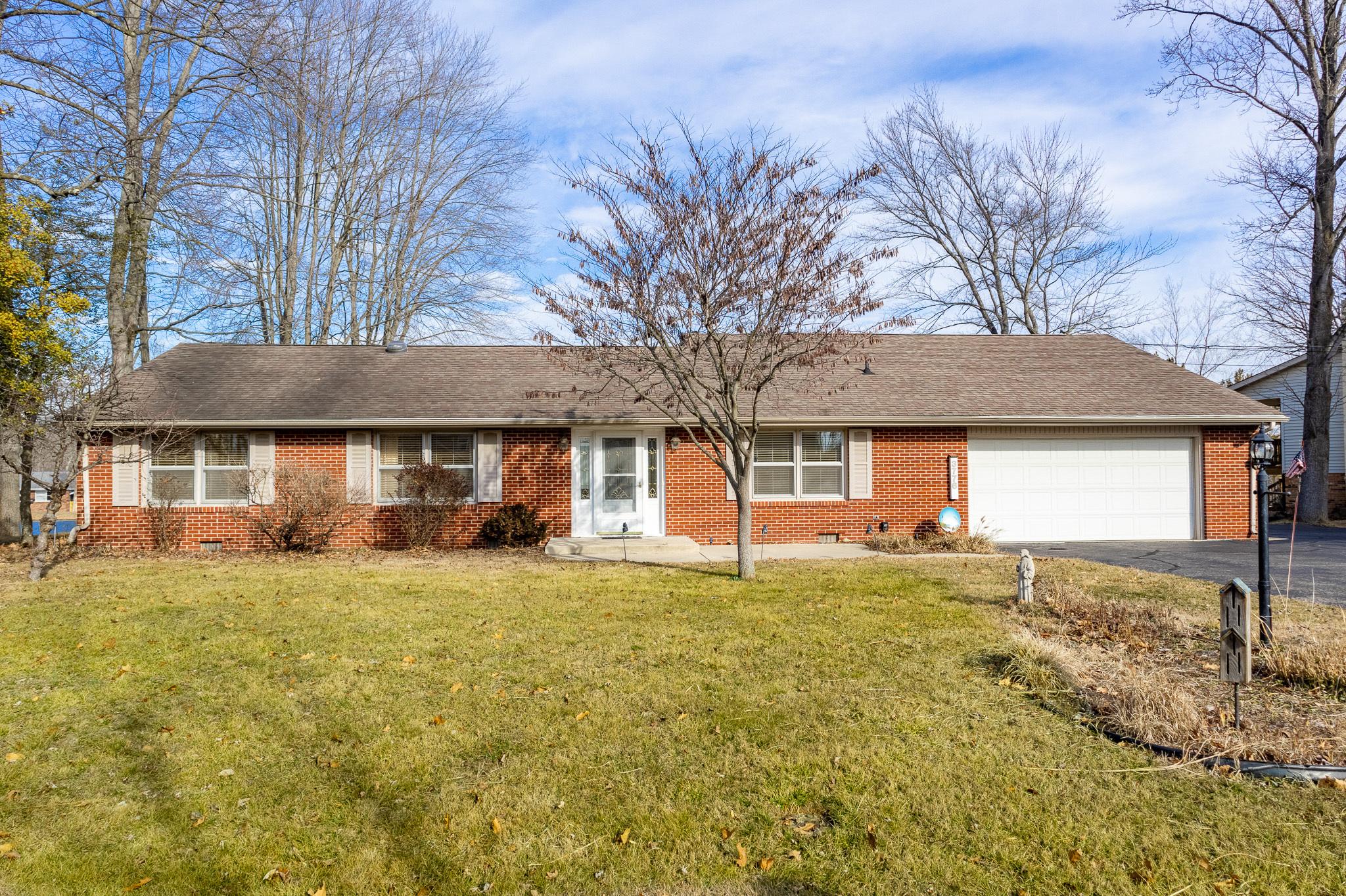 Photo one of 3776 W South Wood Lake Dr Columbus IN 47201 | MLS 21958832
