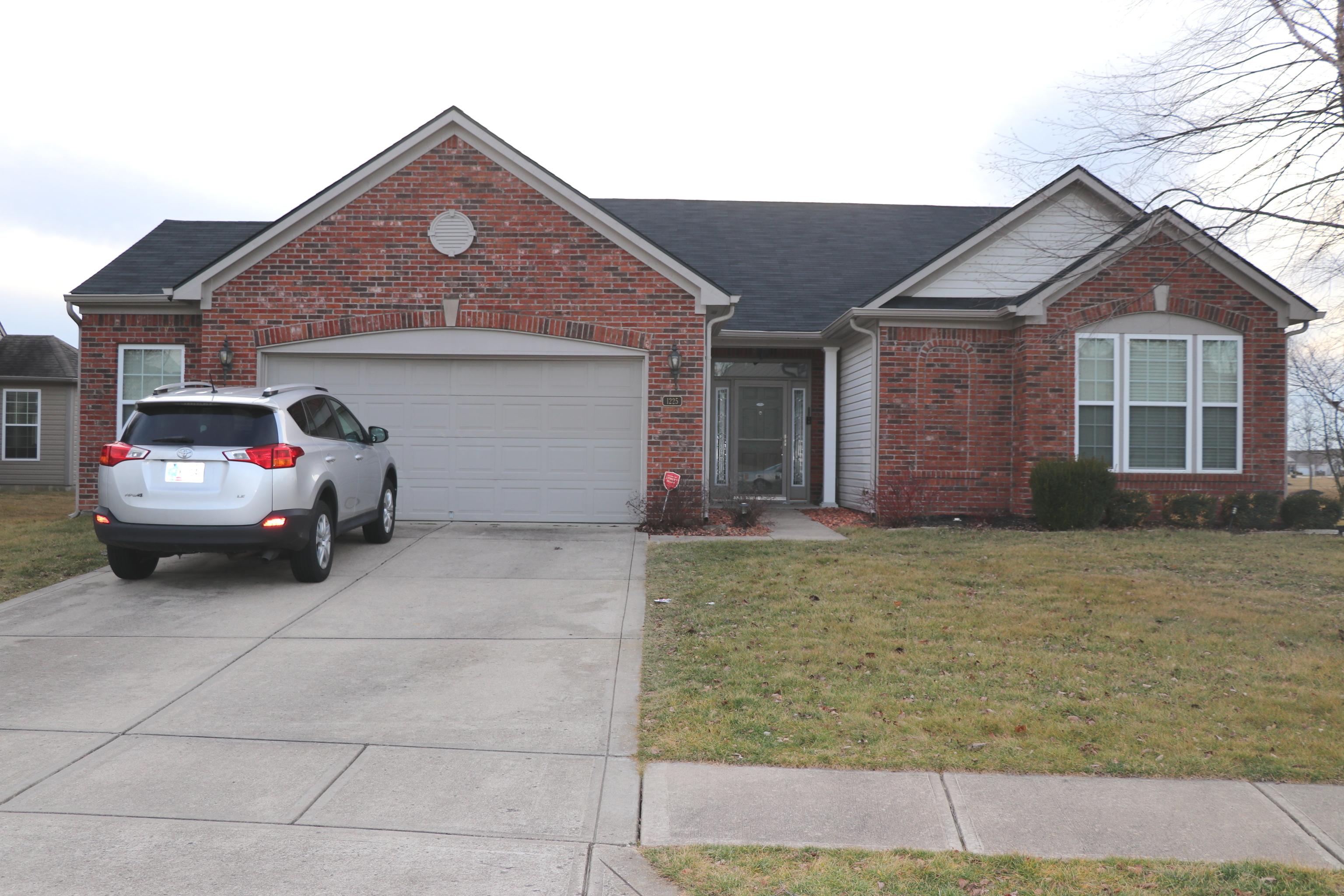 Photo one of 1225 Southlake E Ave Greenwood IN 46143 | MLS 21961344