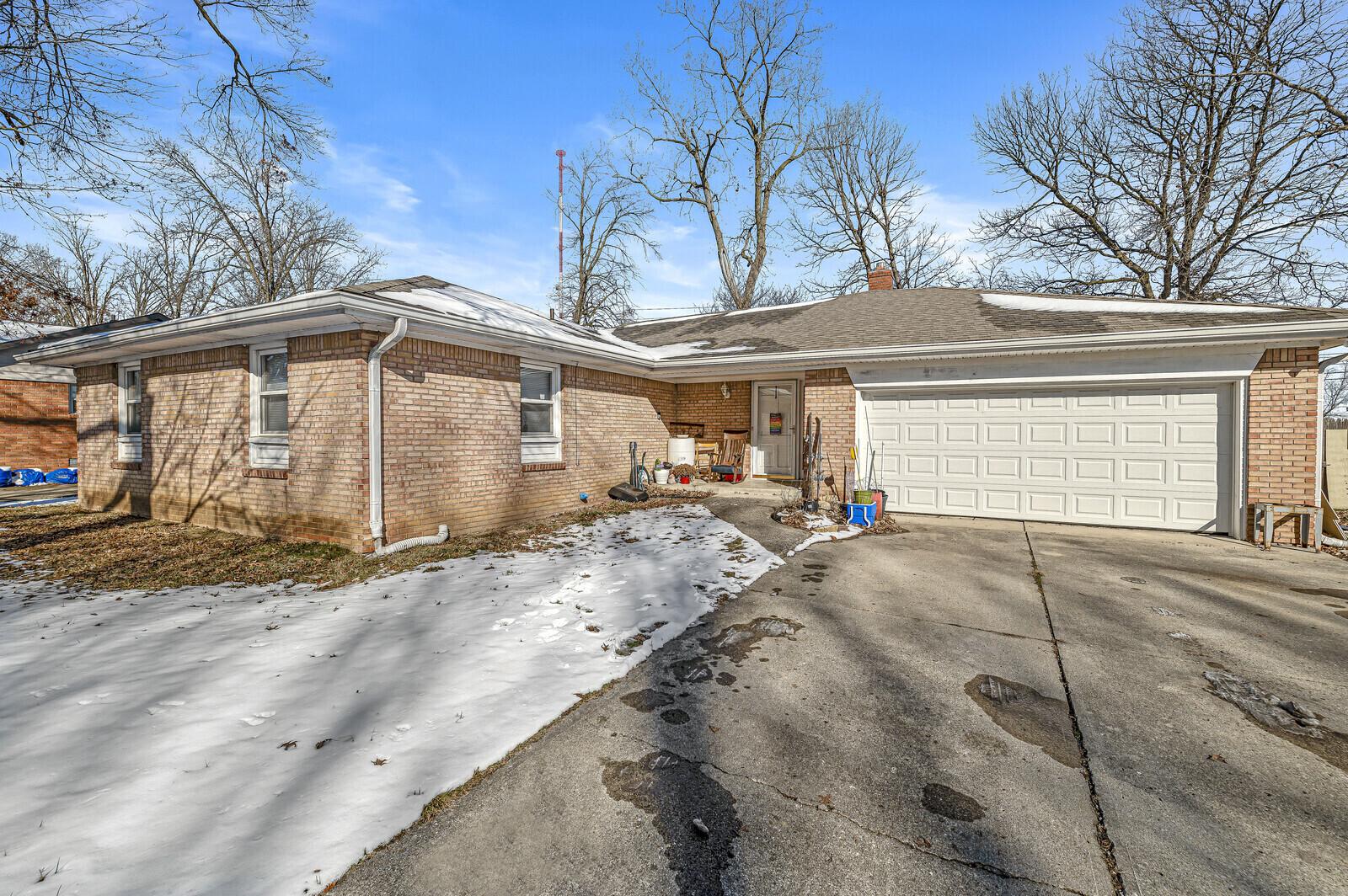 Photo one of 8628 E Skyway Dr Indianapolis IN 46219 | MLS 21964794