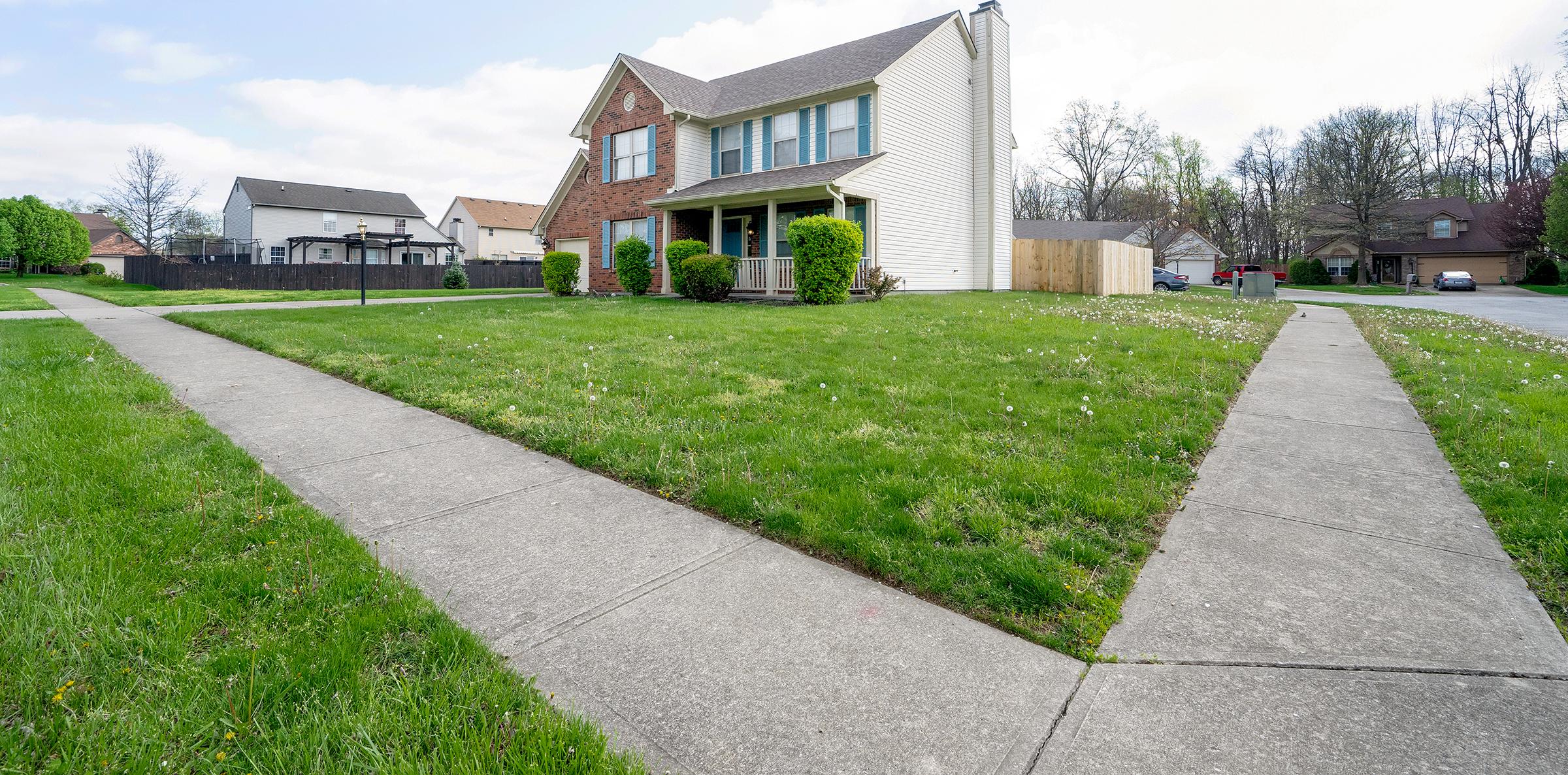 Photo one of 5749 Oakcrest Dr Indianapolis IN 46237 | MLS 21965483