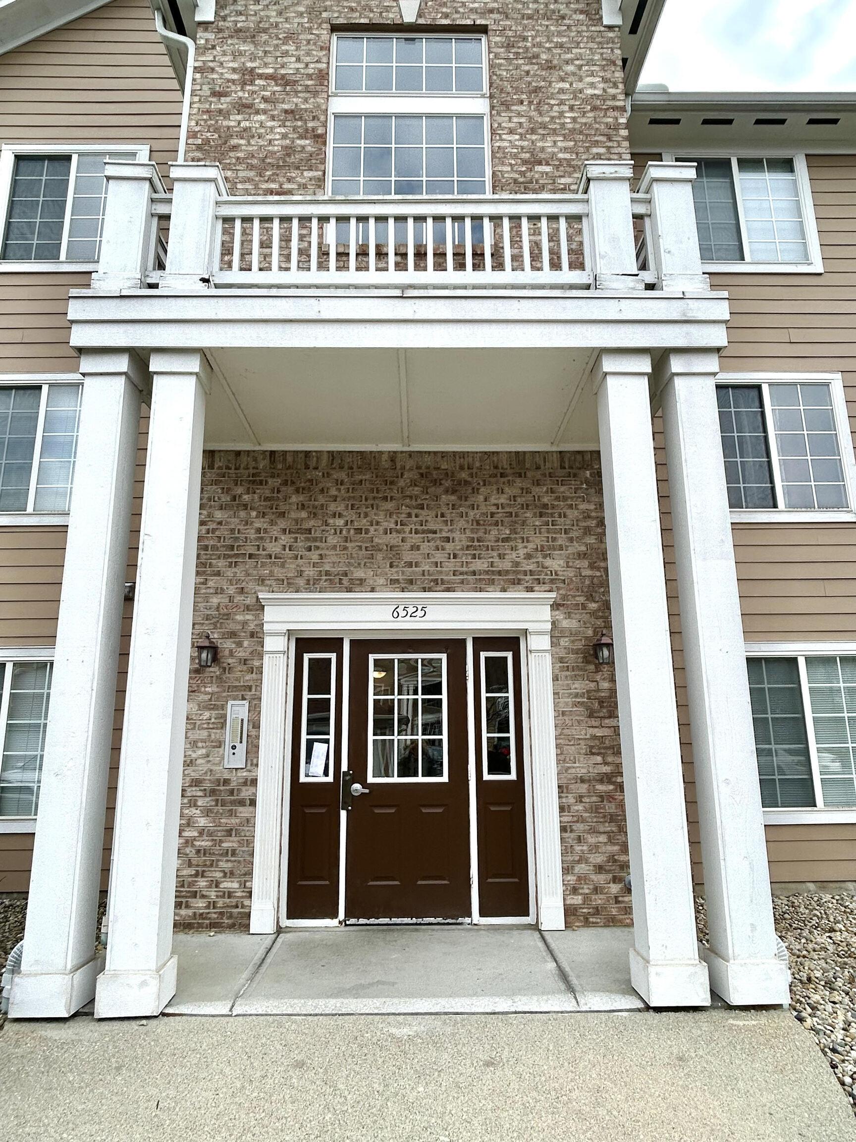 Photo one of 6525 Emerald Hill Ct # 207 Indianapolis IN 46237 | MLS 21967078
