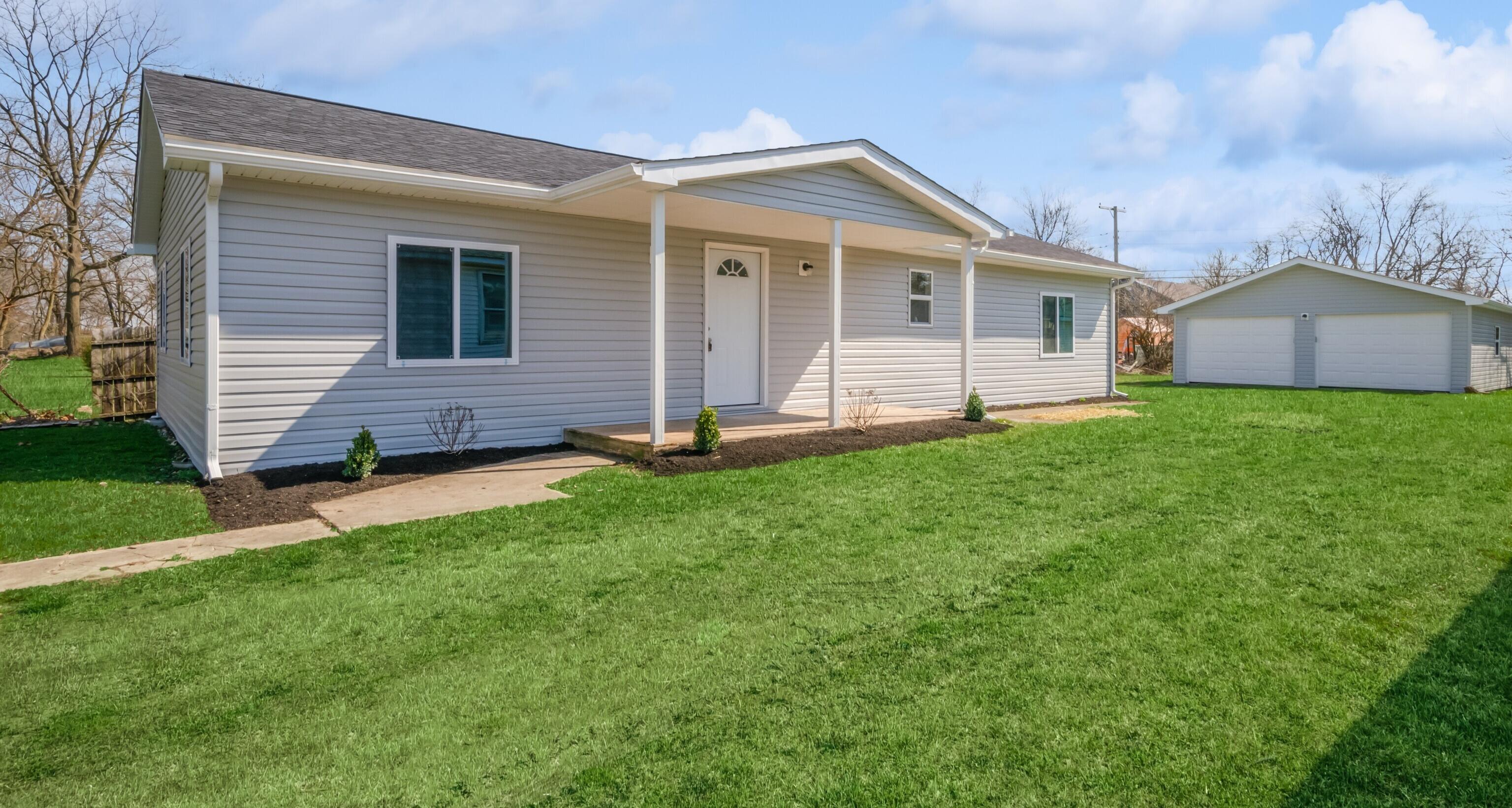 Photo one of 2207 E Wabash Ave Muncie IN 47303 | MLS 21969611
