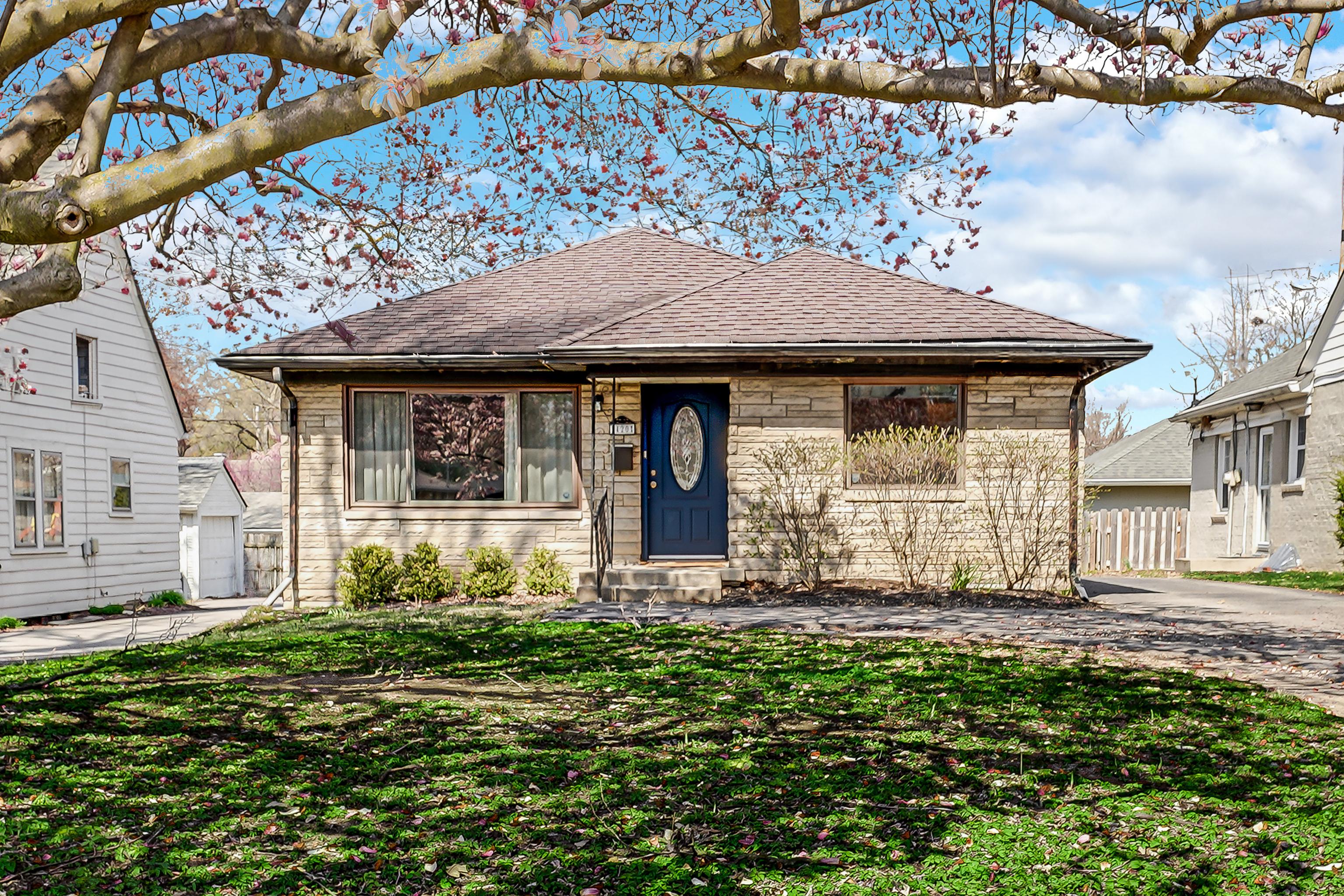 Photo one of 1420 E Kessler Boulevard East E Dr Indianapolis IN 46220 | MLS 21972261