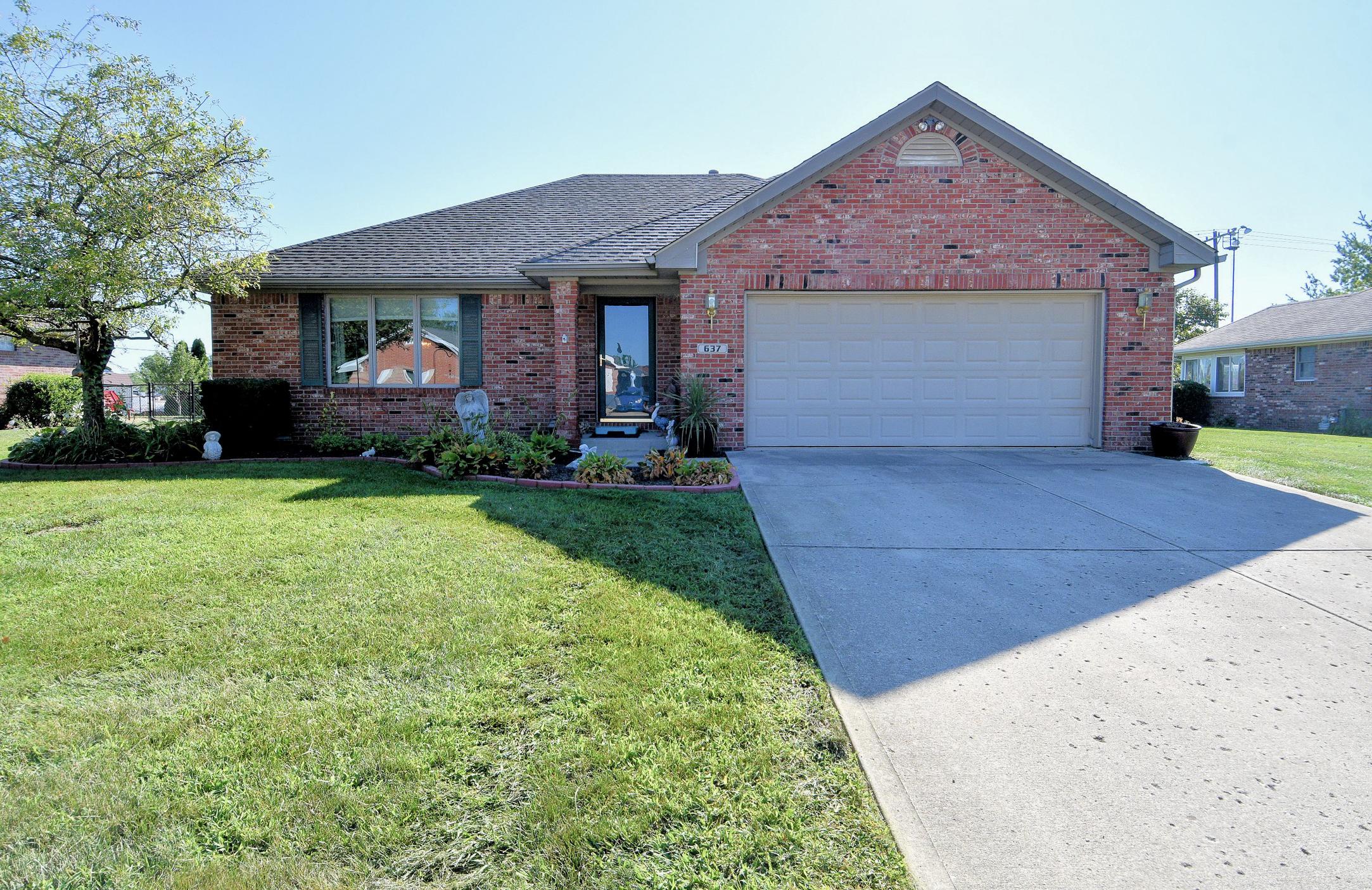 Photo one of 637 S Grant St Brownsburg IN 46112 | MLS 21972459