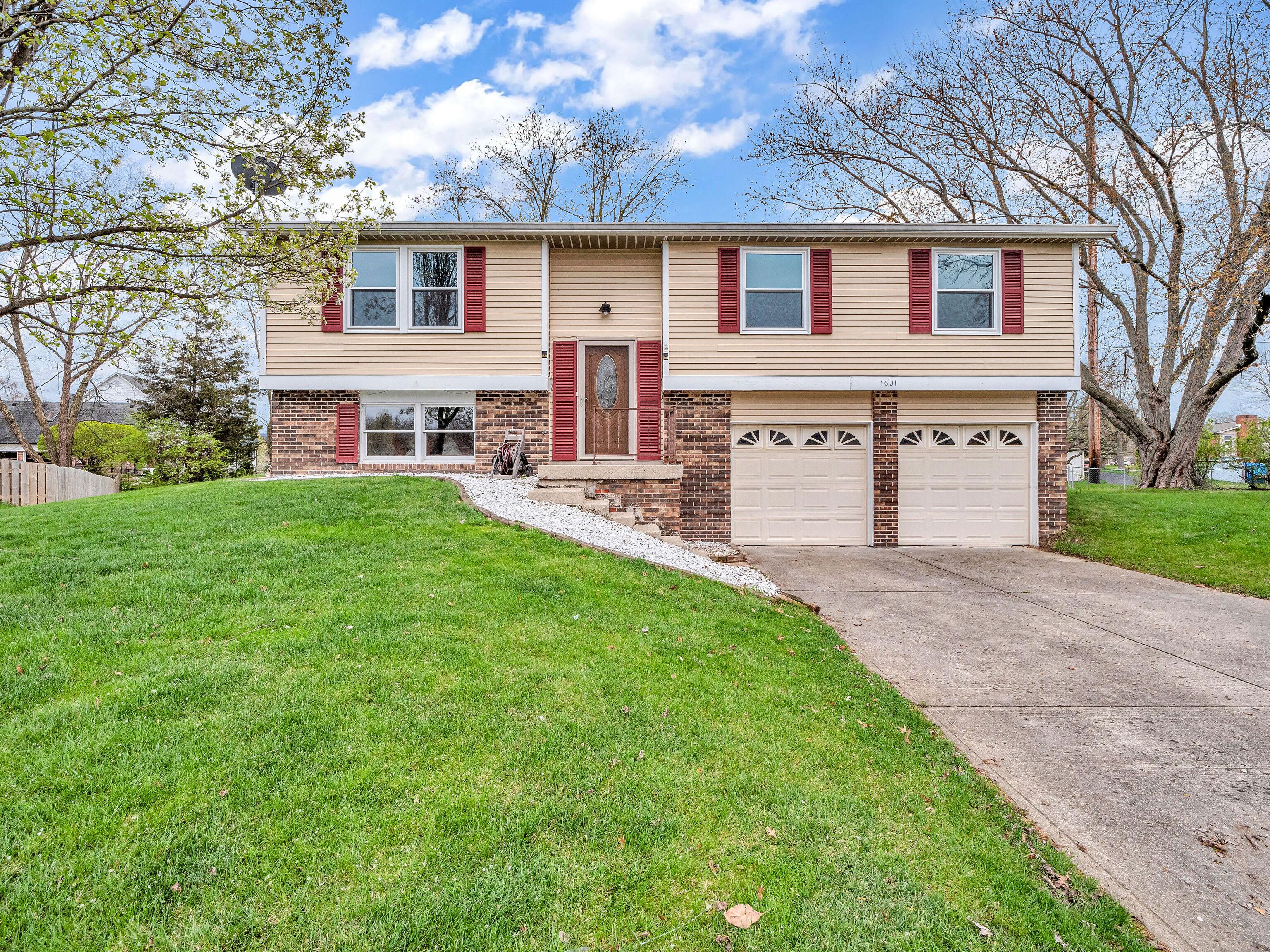 Photo one of 1601 Brentwood S Dr Plainfield IN 46168 | MLS 21972525