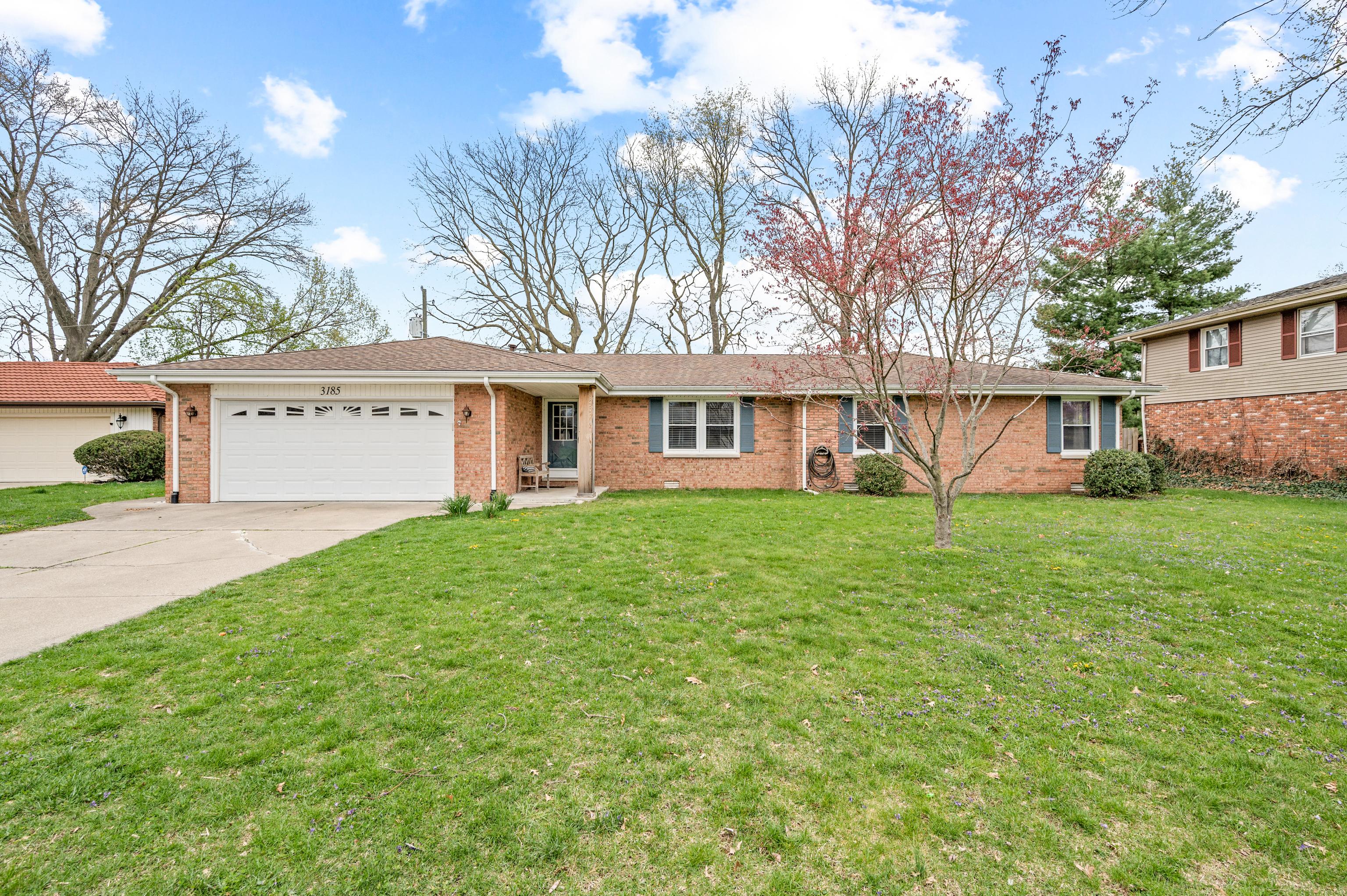Photo one of 3185 Flintwood Dr Columbus IN 47203 | MLS 21972792