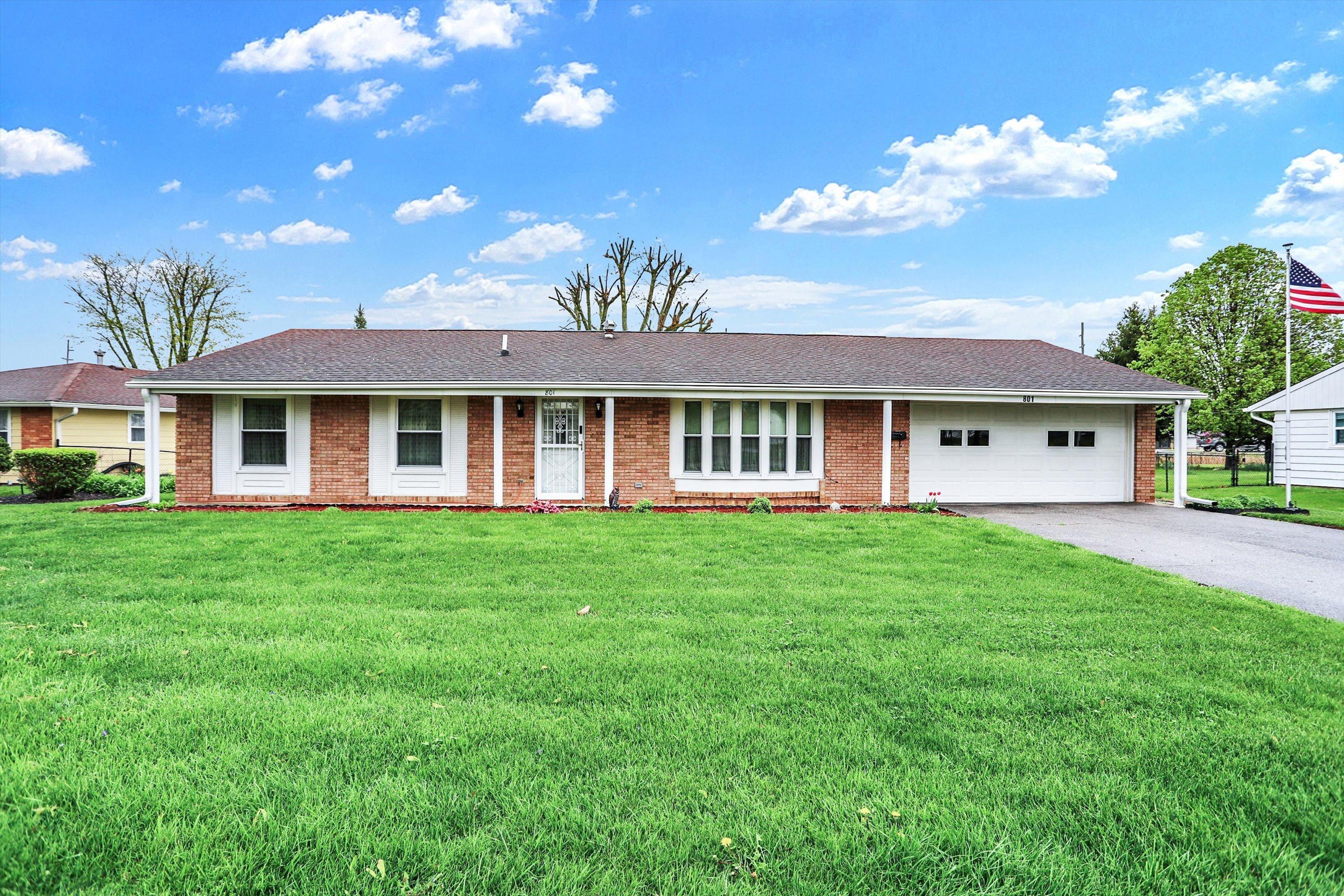Photo one of 801 Sweetbriar Ave Whiteland IN 46184 | MLS 21972897