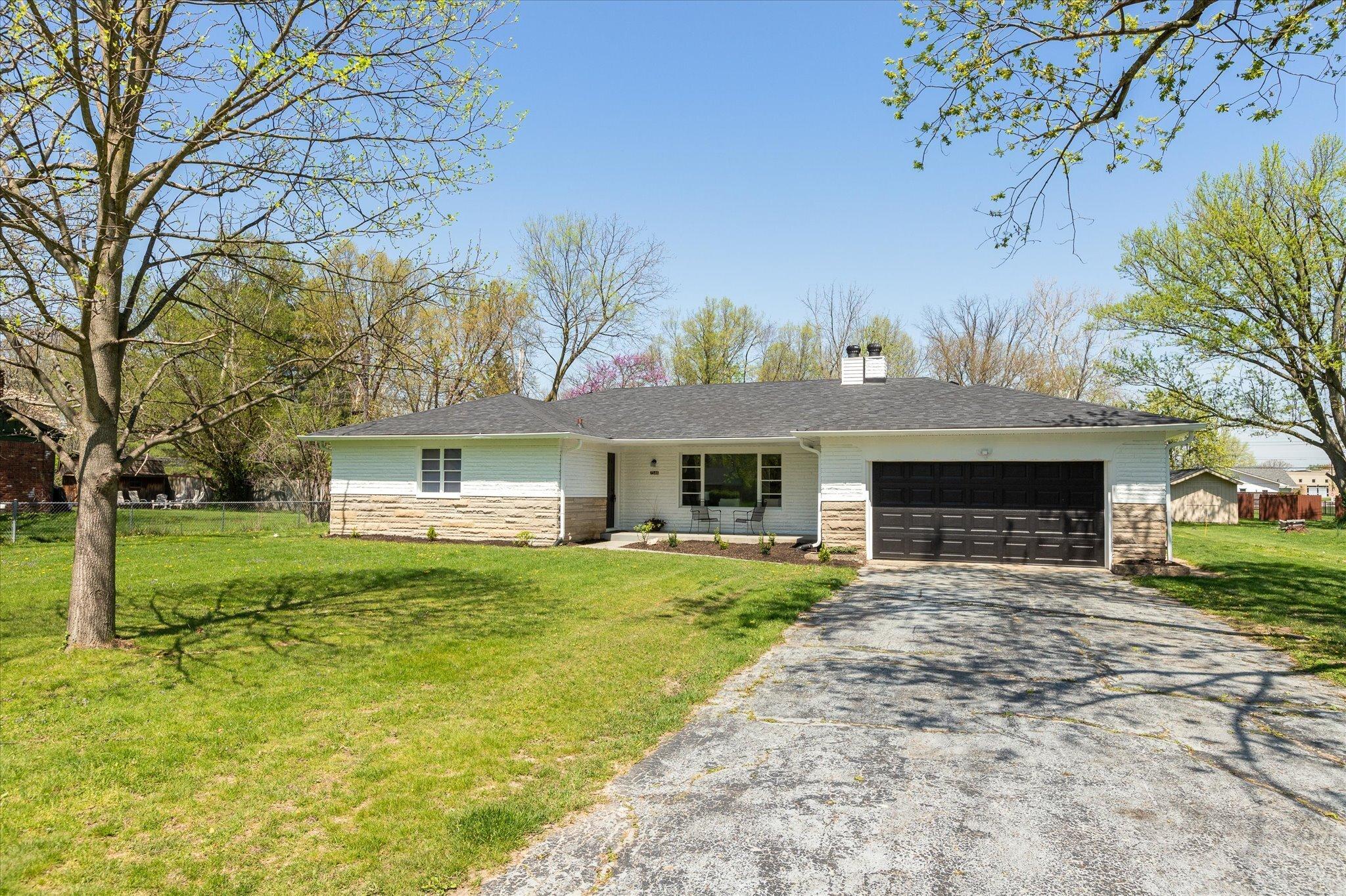 Photo one of 7546 Honnen N Dr Indianapolis IN 46256 | MLS 21973470