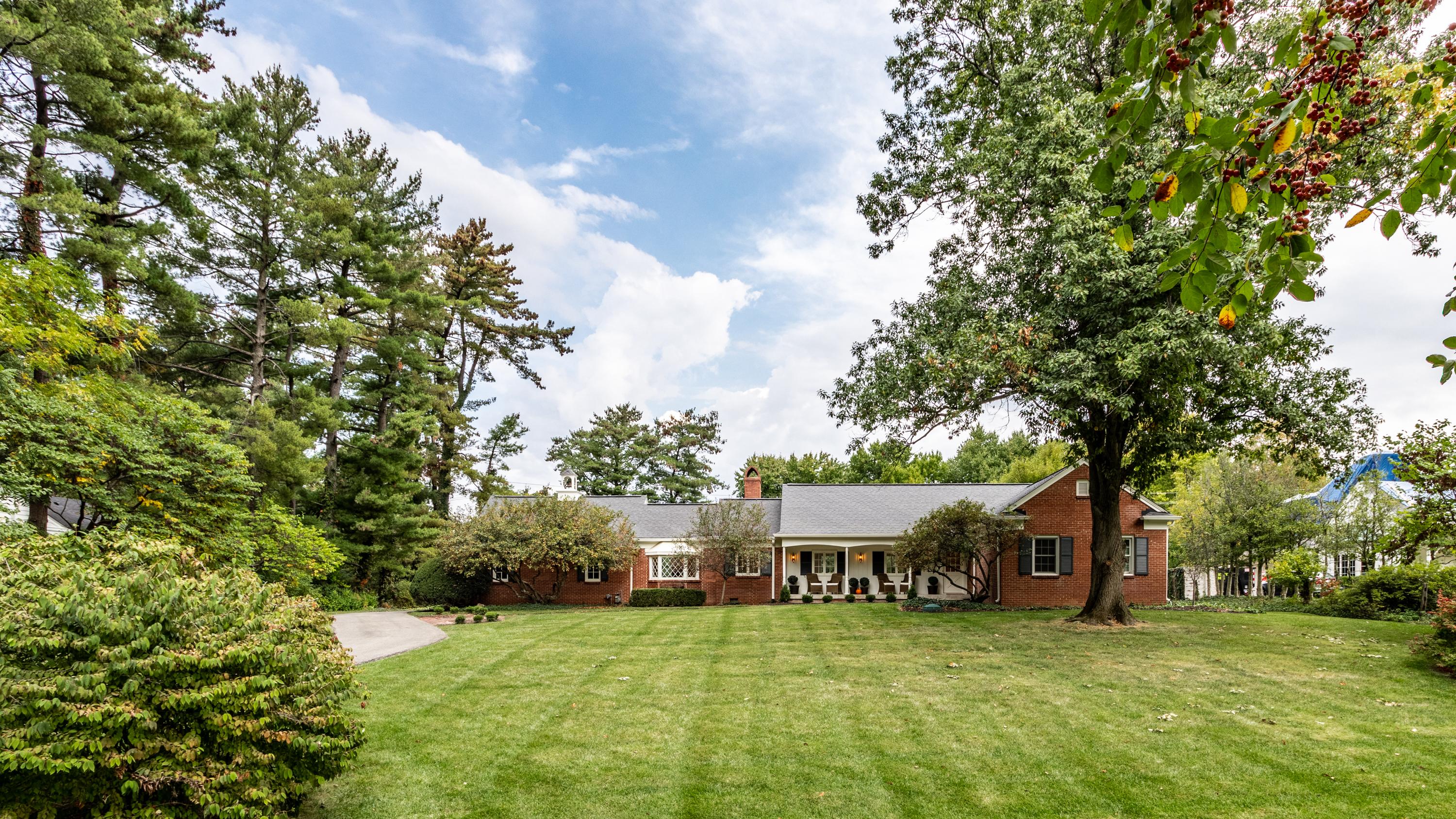 Photo one of 538 Wayside Dr Indianapolis IN 46260 | MLS 21973839