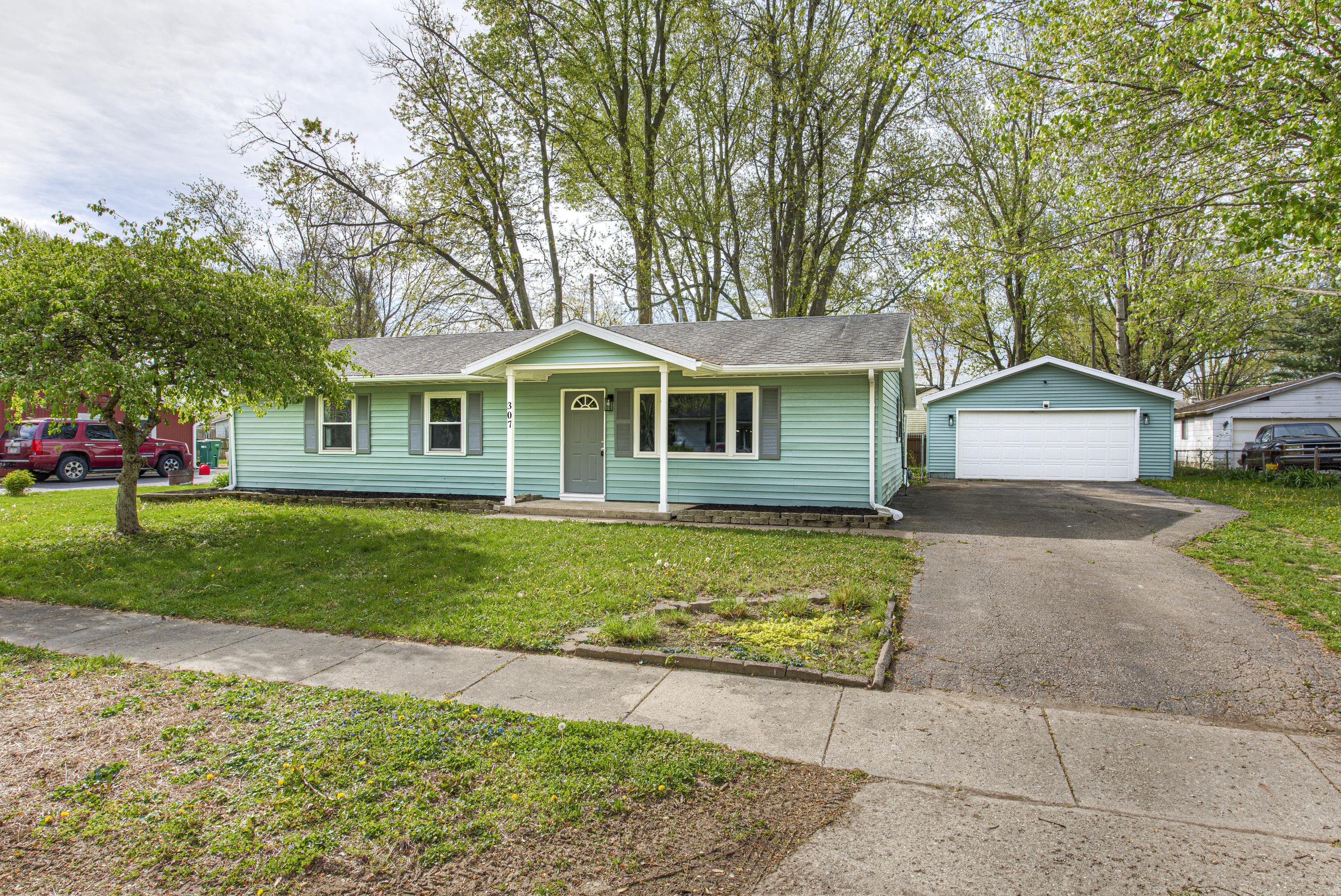 Photo one of 307 W Janet Dr Brownsburg IN 46112 | MLS 21974274