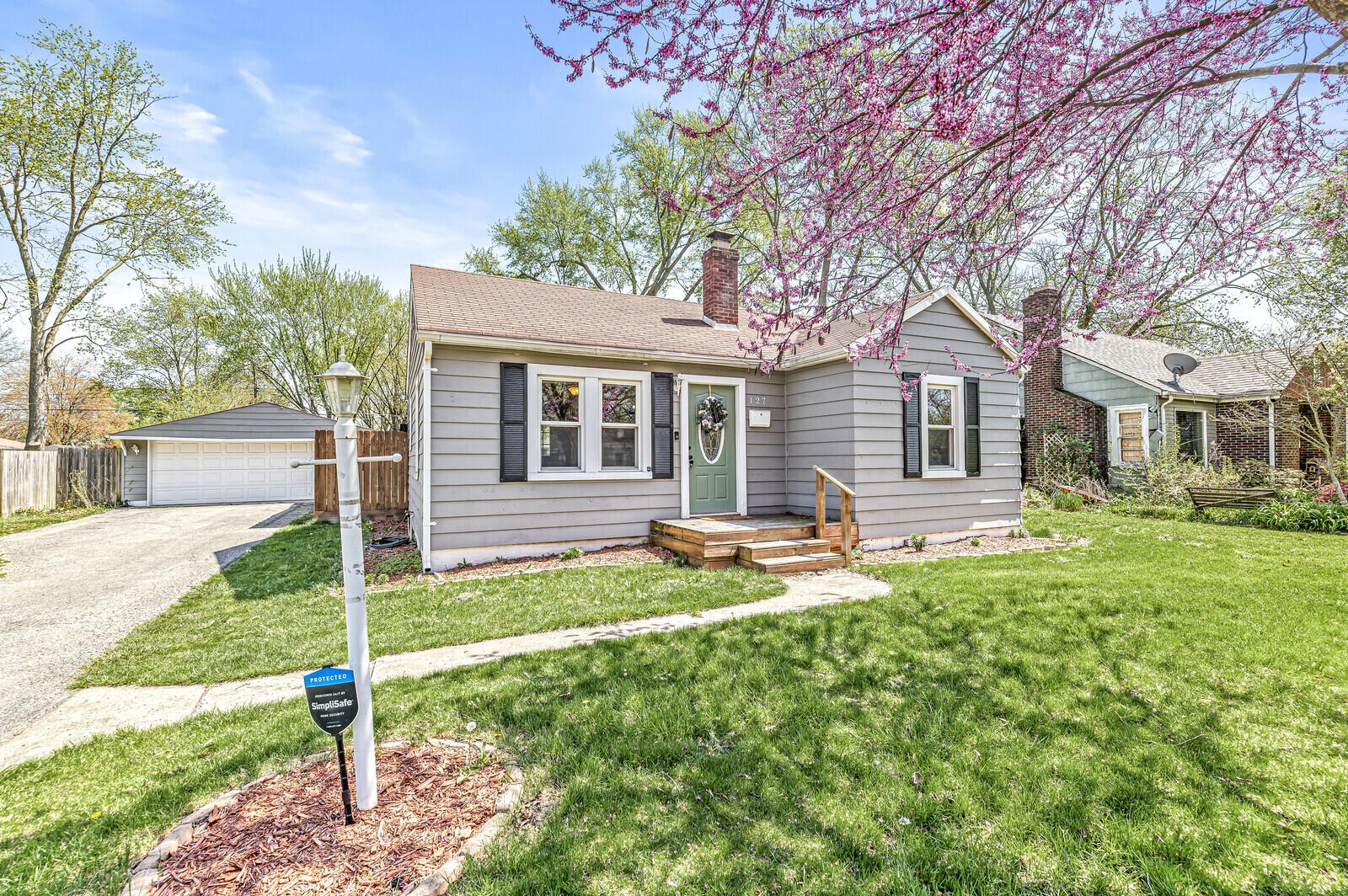 Photo one of 127 Burbank Rd Indianapolis IN 46219 | MLS 21974578
