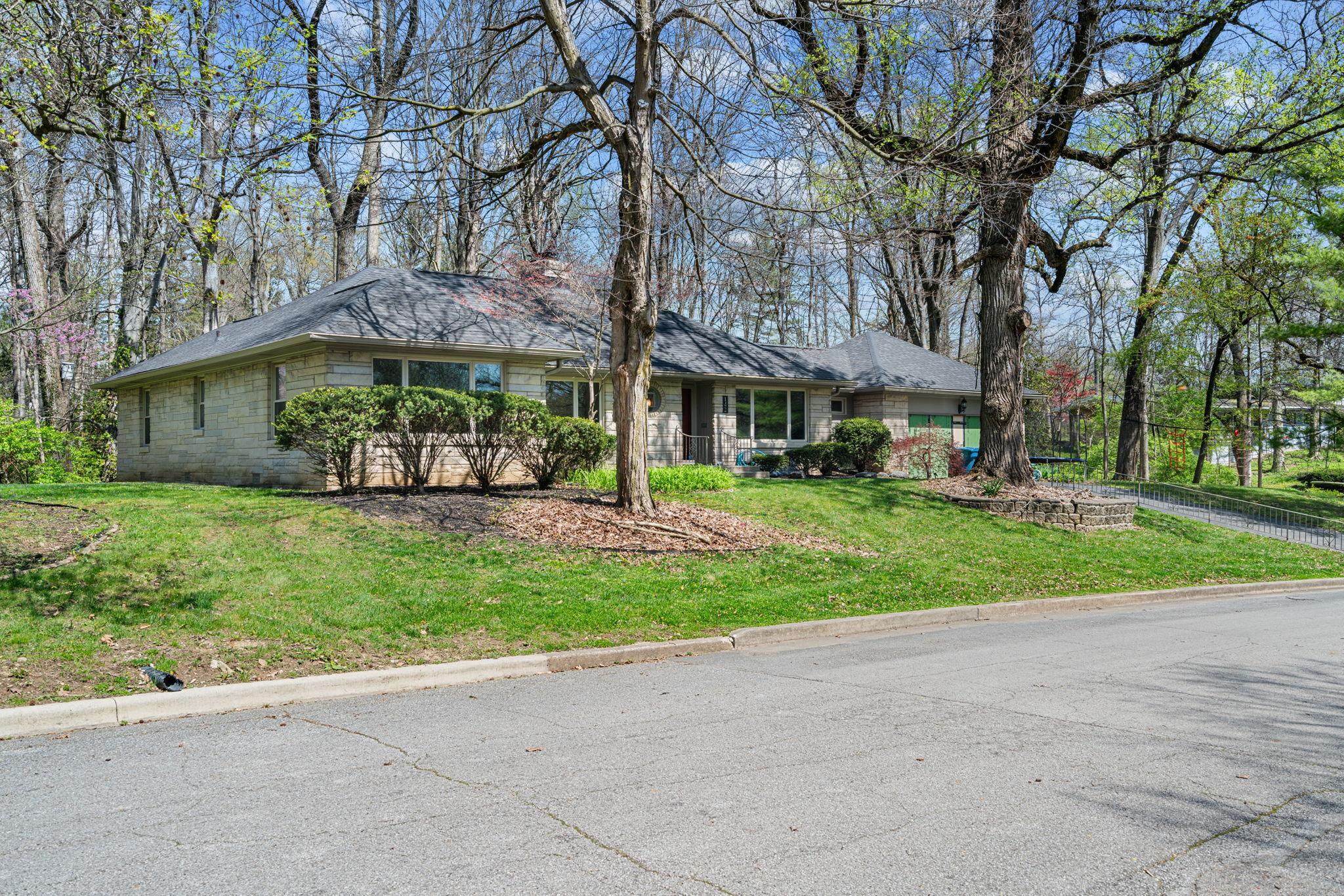 Photo one of 142 Bow Ln Indianapolis IN 46220 | MLS 21974667
