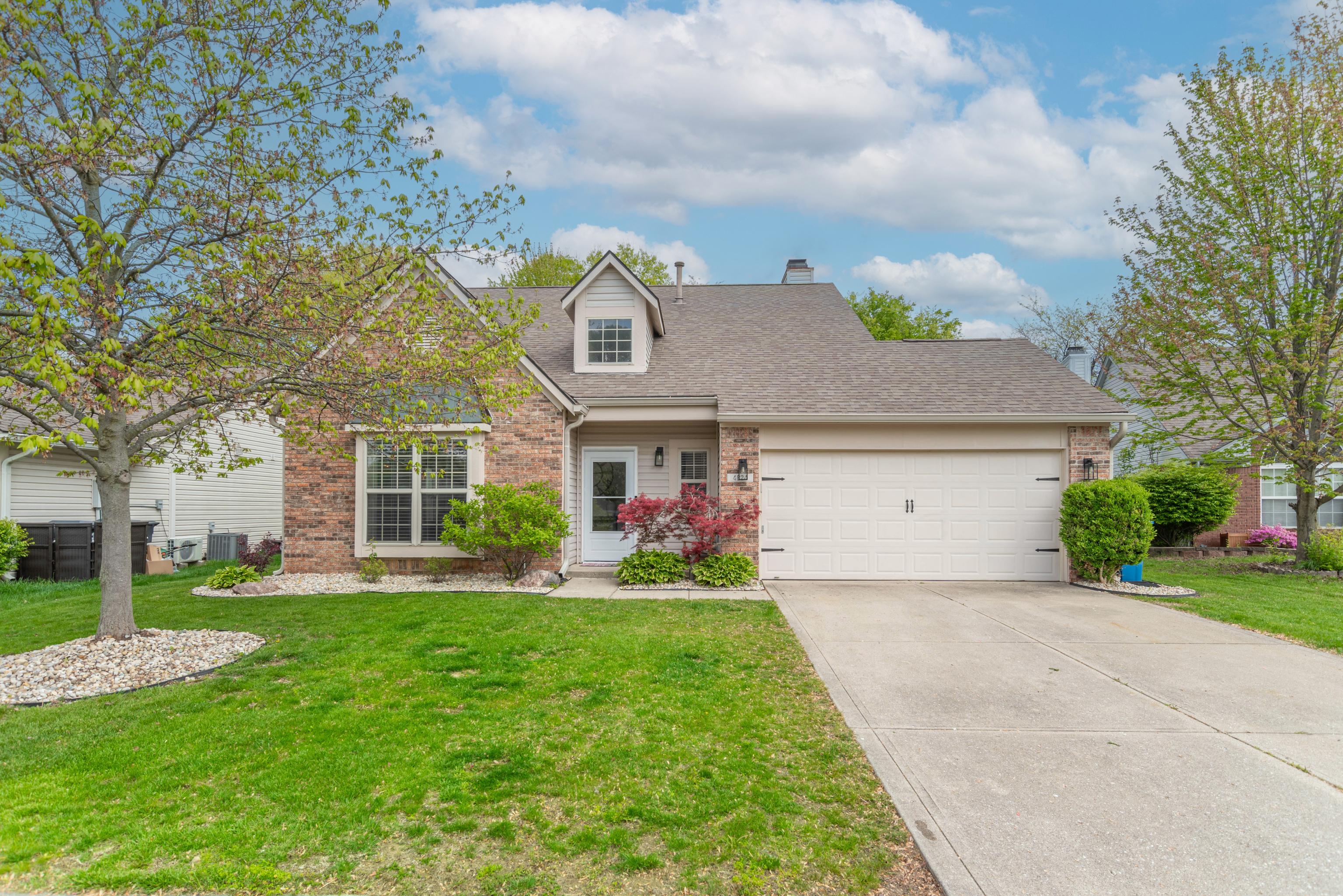 Photo one of 4824 Oakleigh Pkwy Greenwood IN 46143 | MLS 21974741